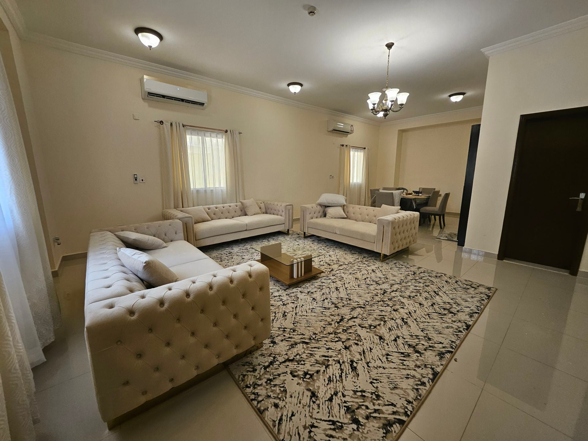Stylish Abstract Area Rug — 400 QAR - Image 3
