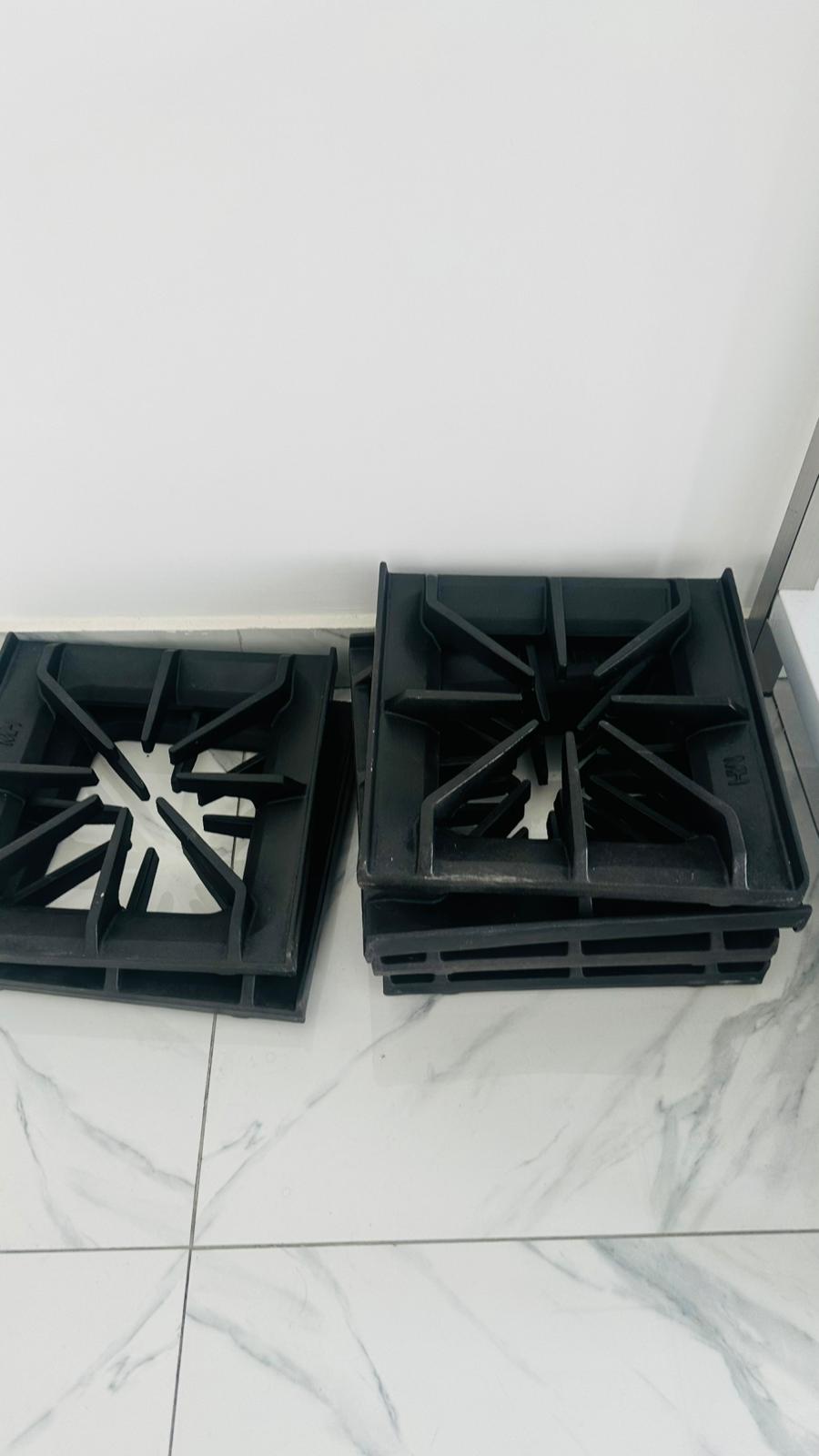 Professional 6-Burner Commercial Gas Range with Large Oven - Image 4