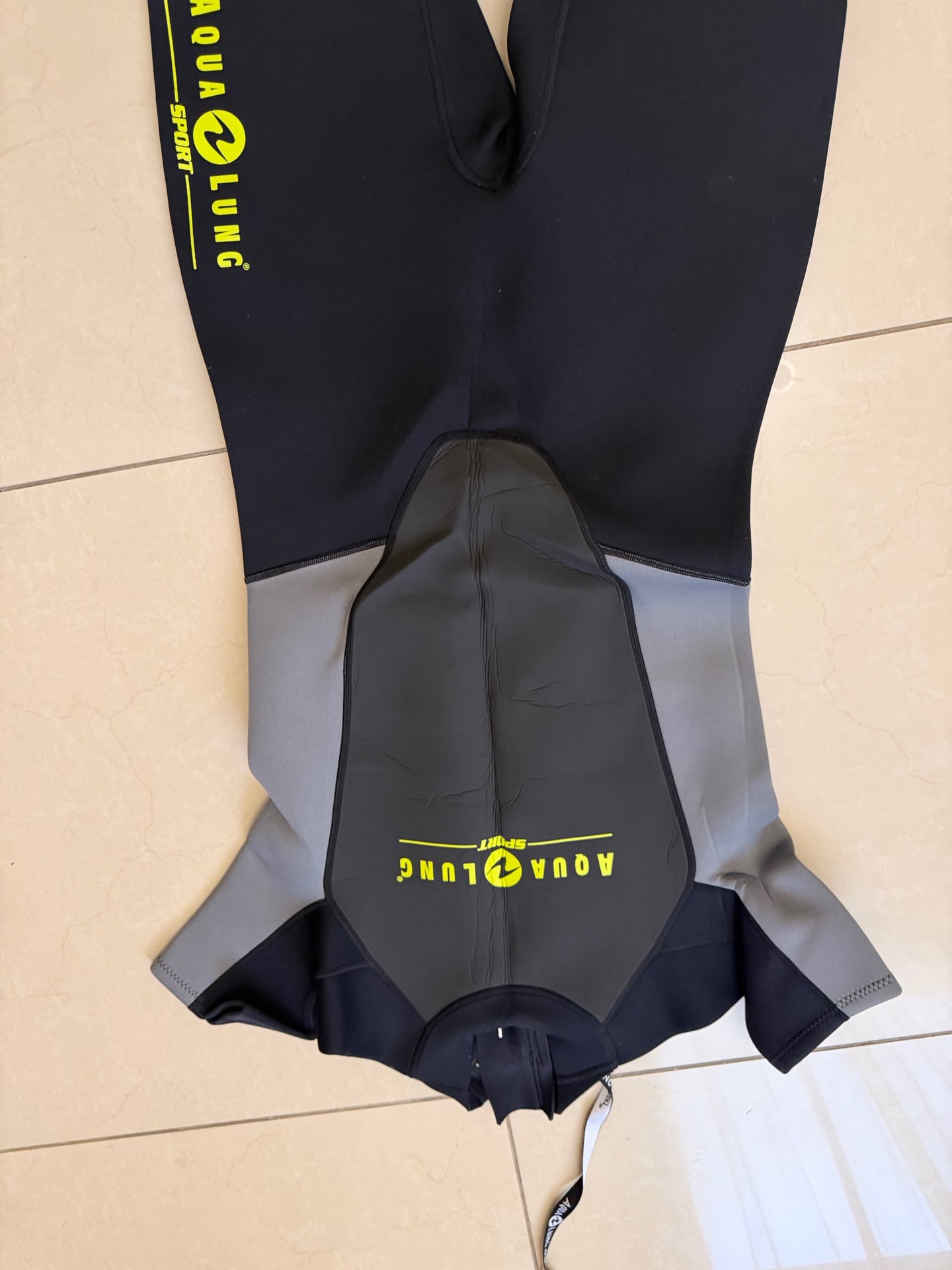 Aqualung wetsuit size L - Image 2