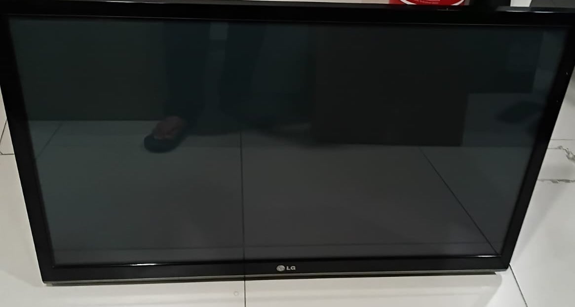 LG 42" HD Ready Plasma TV - Image 2