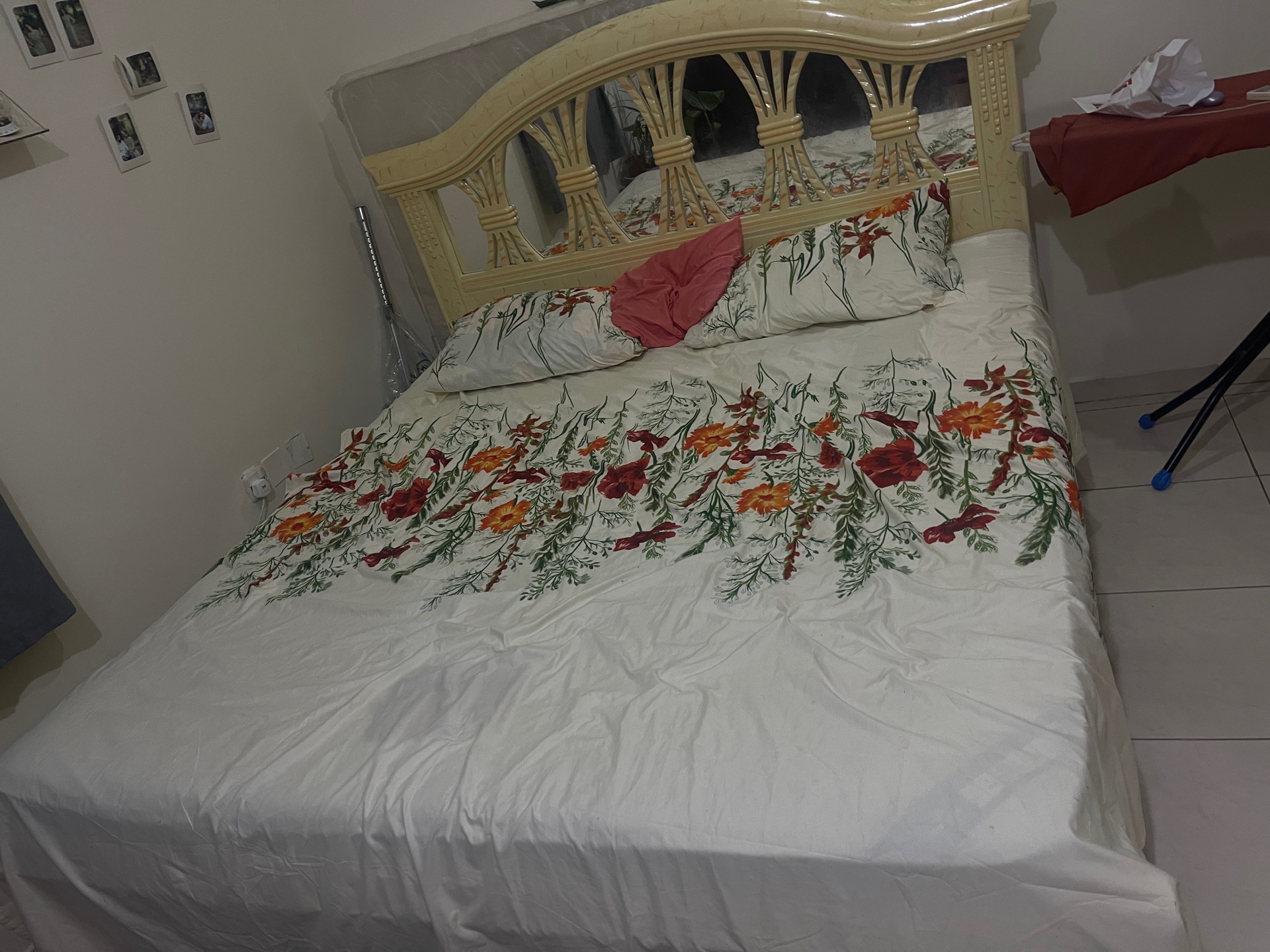 Cot with mattress - Image 1