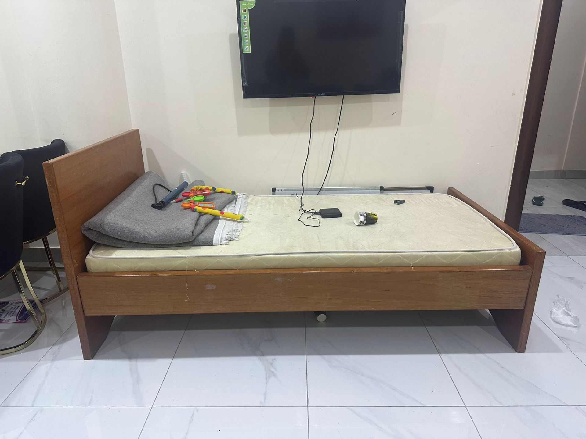 Bed and mattress - Image 2