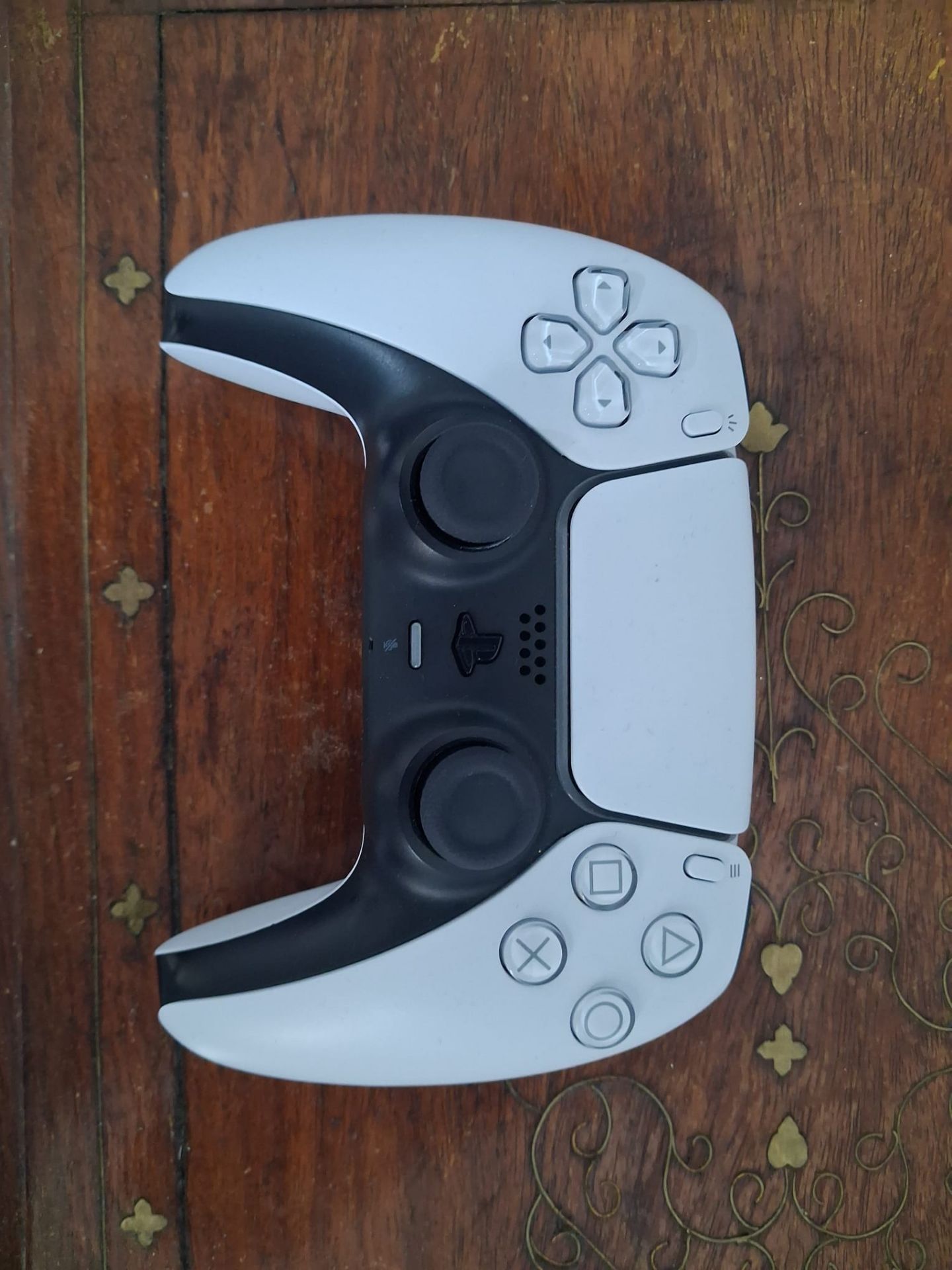 For sale PS5 controller and charging station like new - Image 5