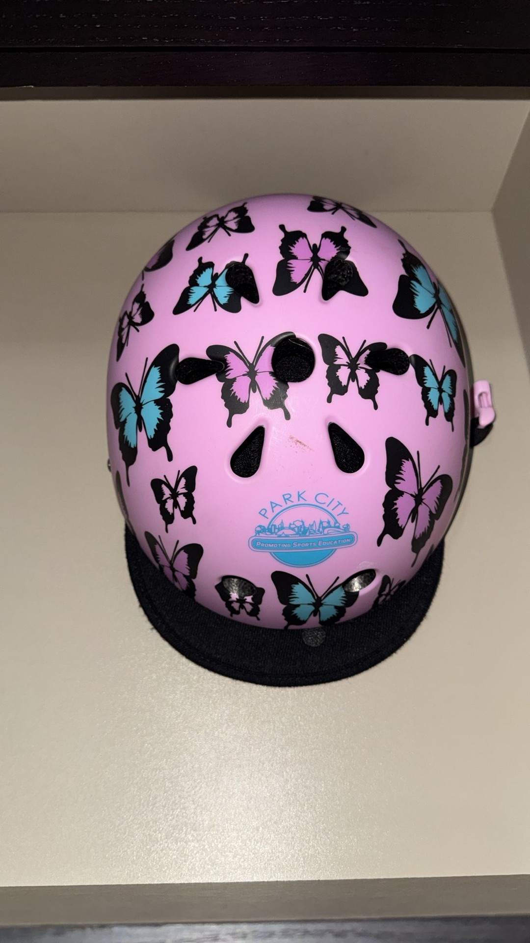 Skate shoes with helmet and accessory - Image 4