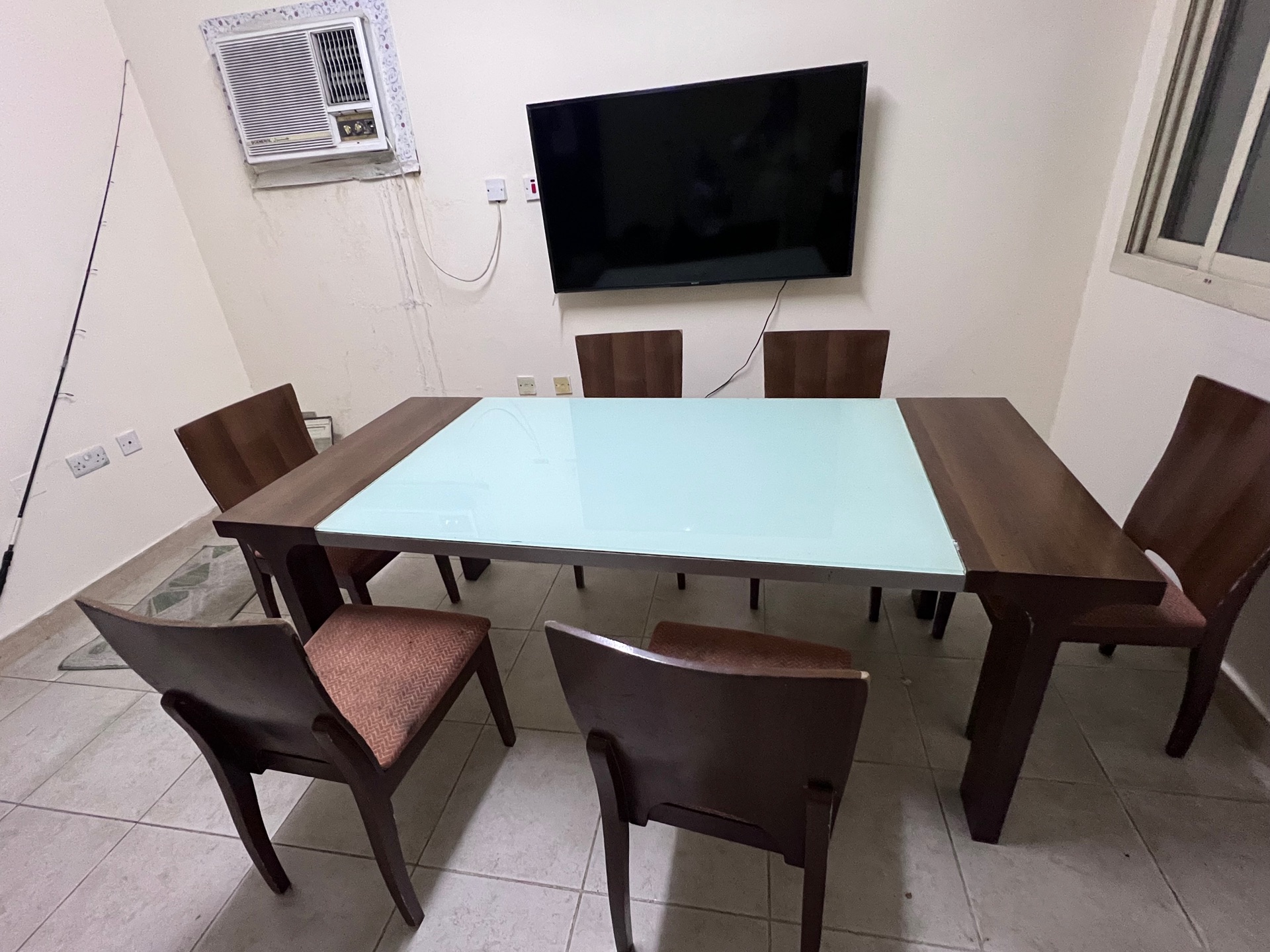 Dining table with six chairs  - Image 3