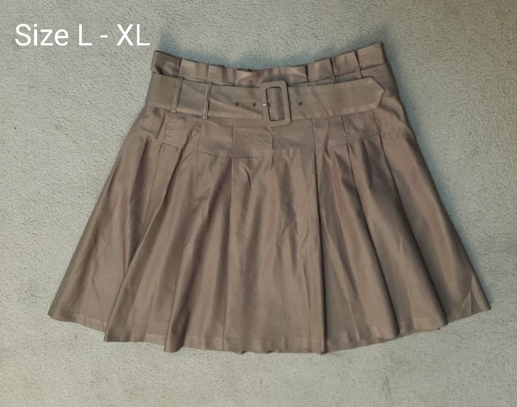LADY'S CLOTHES. Price for each piece is 19 QAR. Excellent condition. Barely used - Image 4