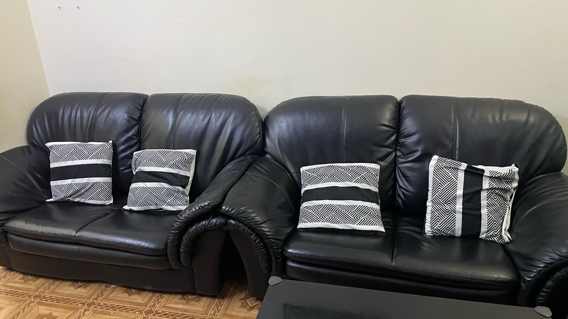 4 sofas and a coffee table  - Image 2