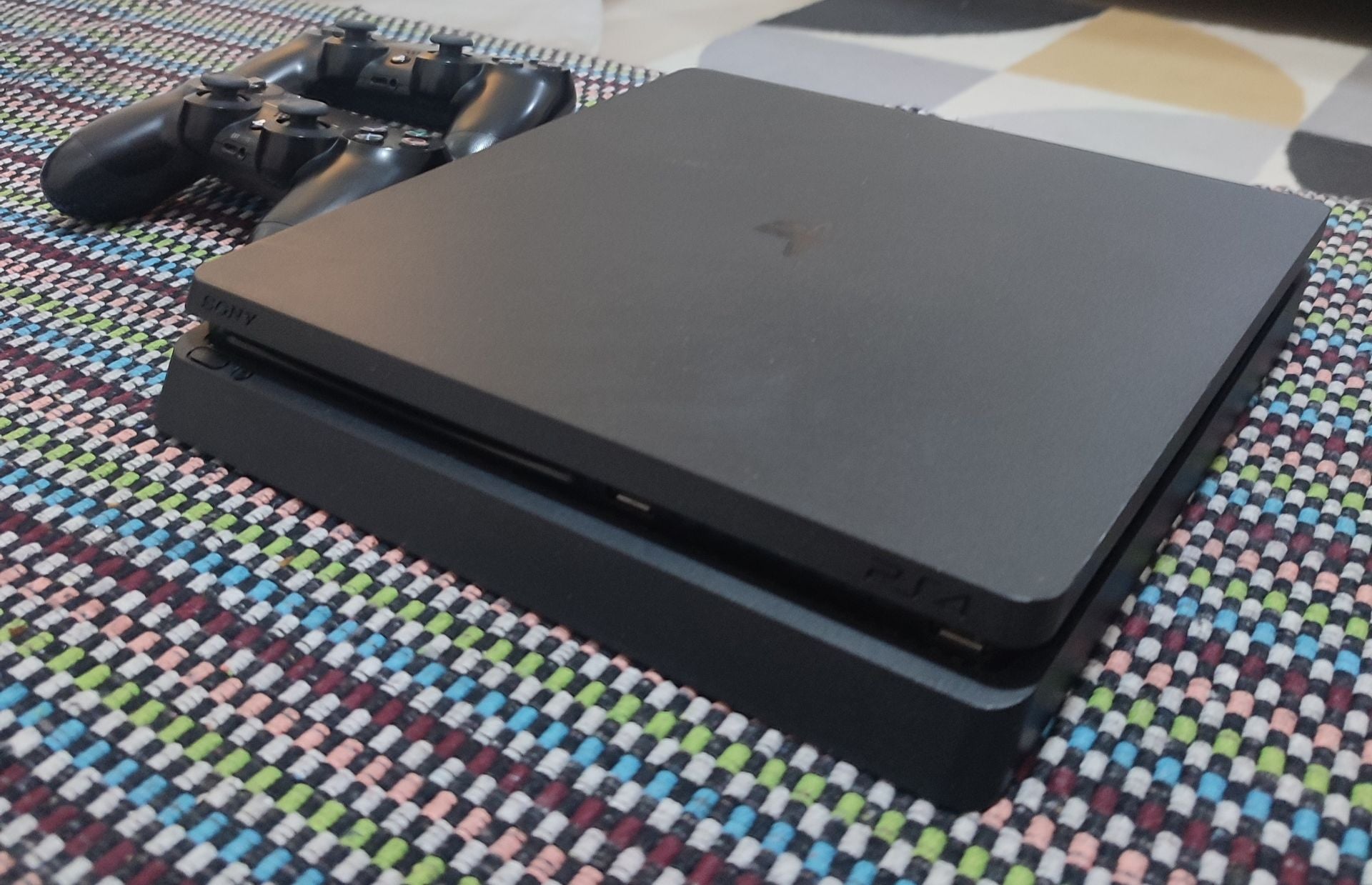 Playstation Slim - 1 TB and 2 controllers (Internally cleaned) no dust - Image 1