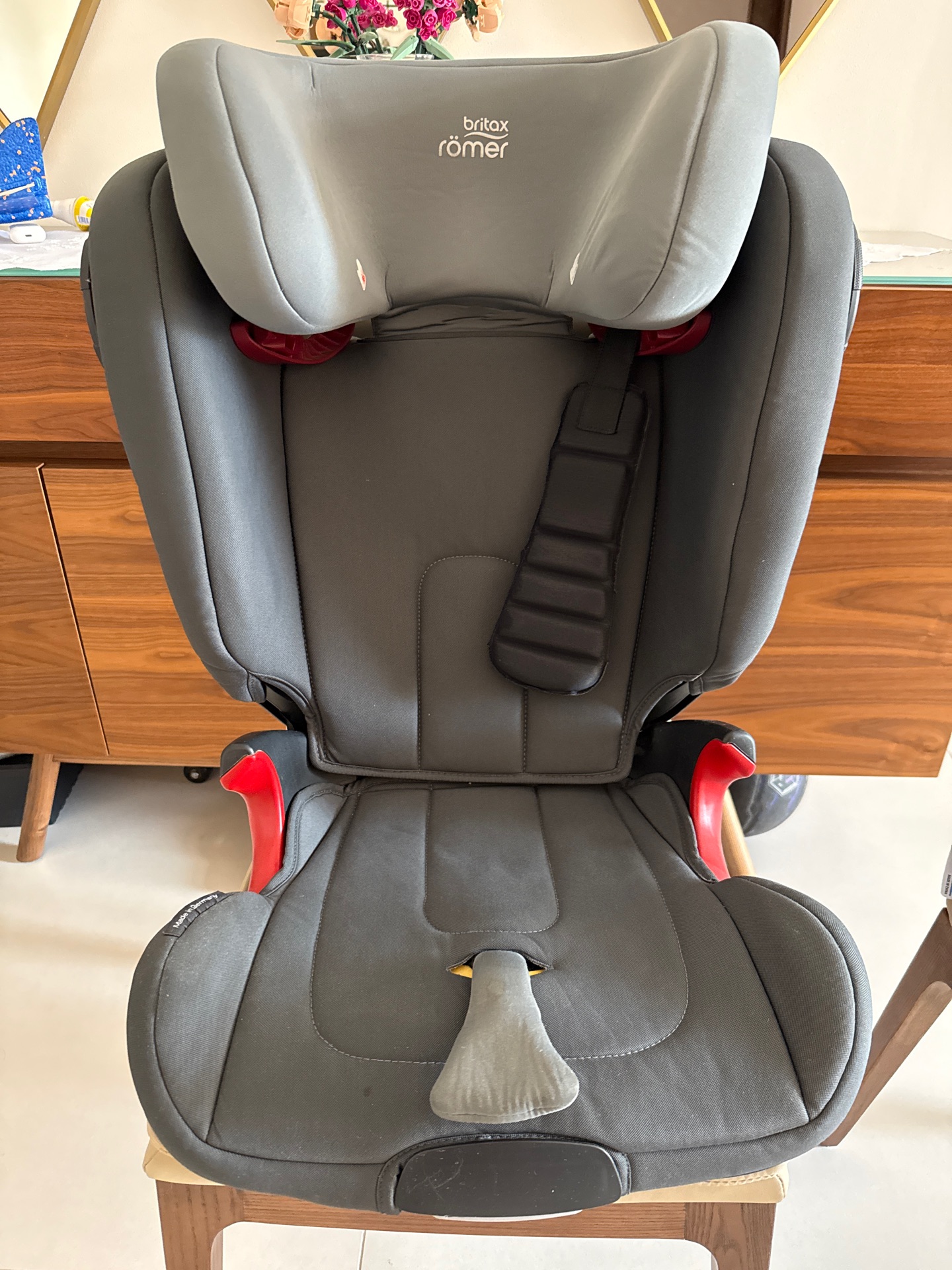 Britax romer car seat with seat protector  - Image 3