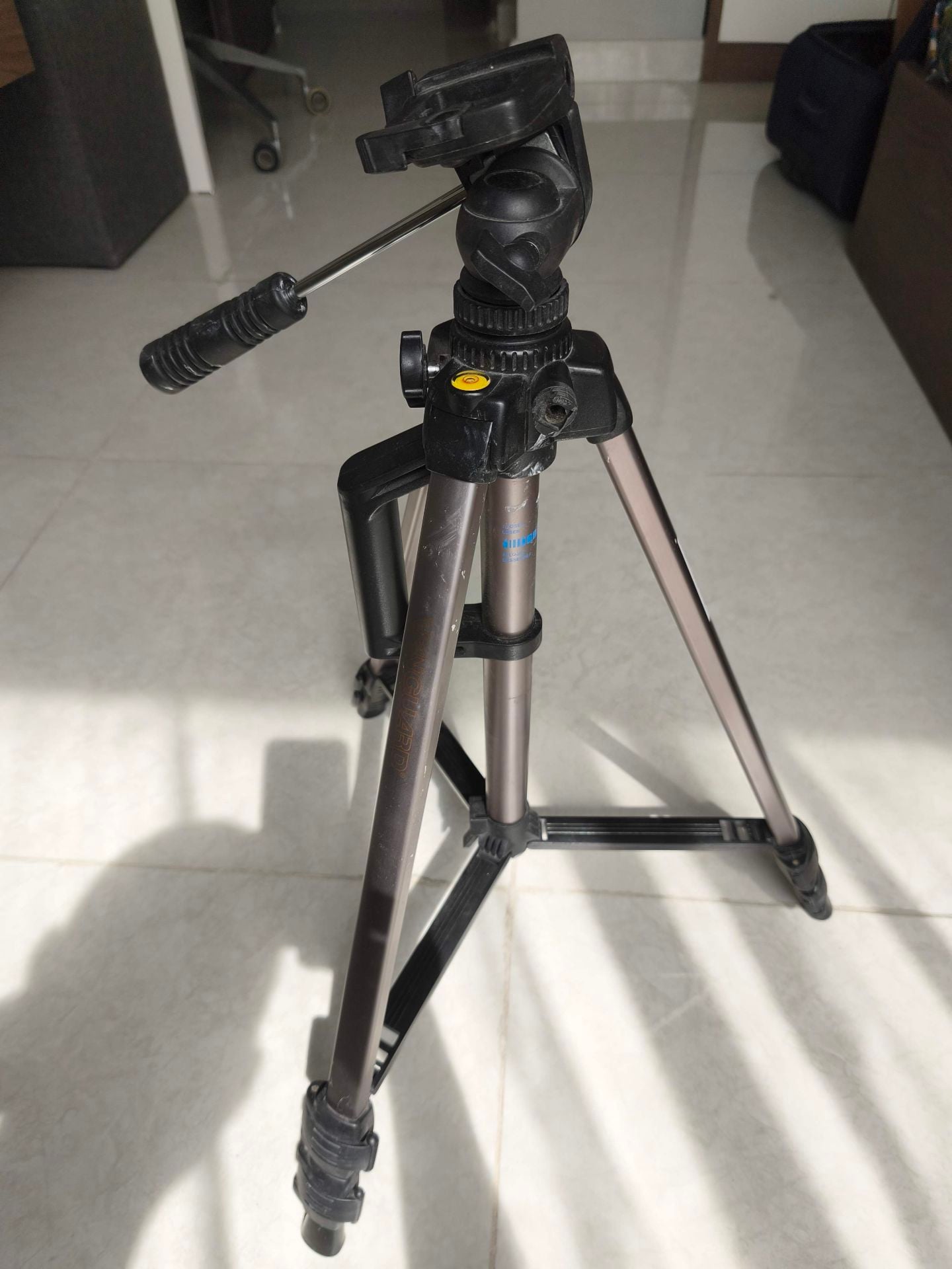 Vanguard VT-126 Tripod – Sturdy, Vintage, Works Great - Image 3