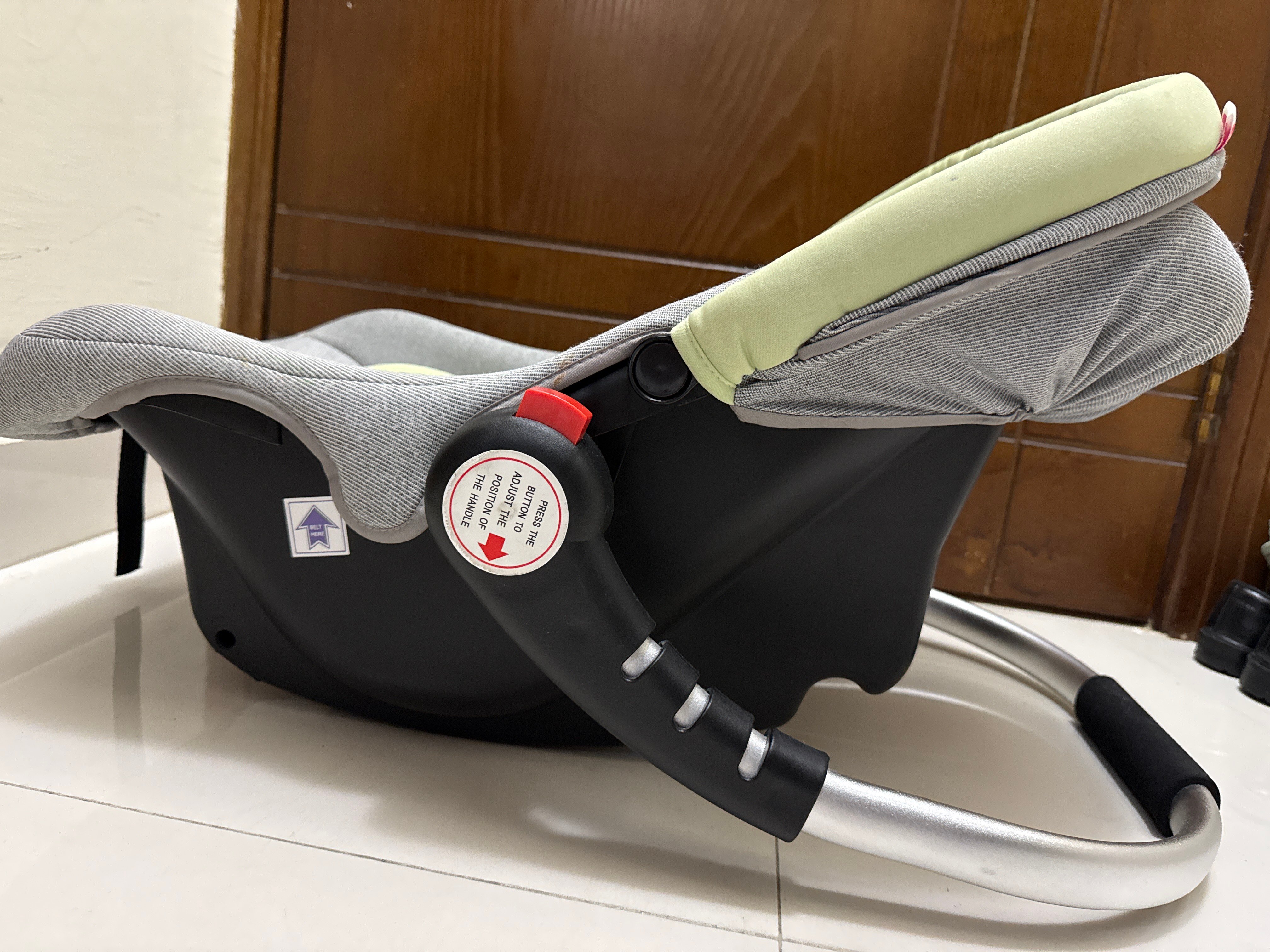 Babhug 2 in 1 car seat and carry cot - Image 3