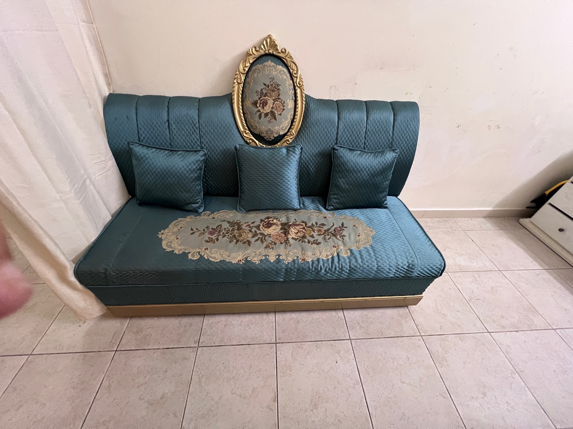 Sofa with cushions - Image 4