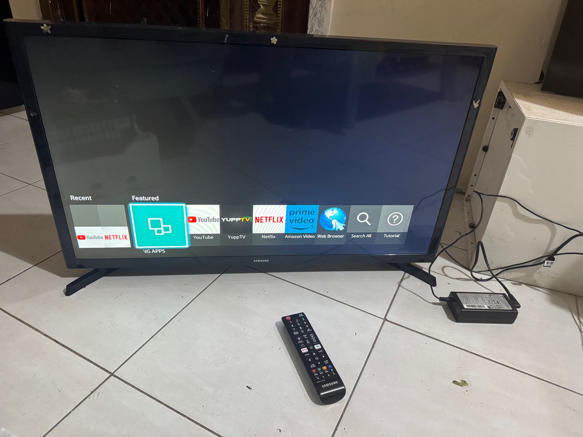 Samsung tv 32 smart excellent condition  - Image 6
