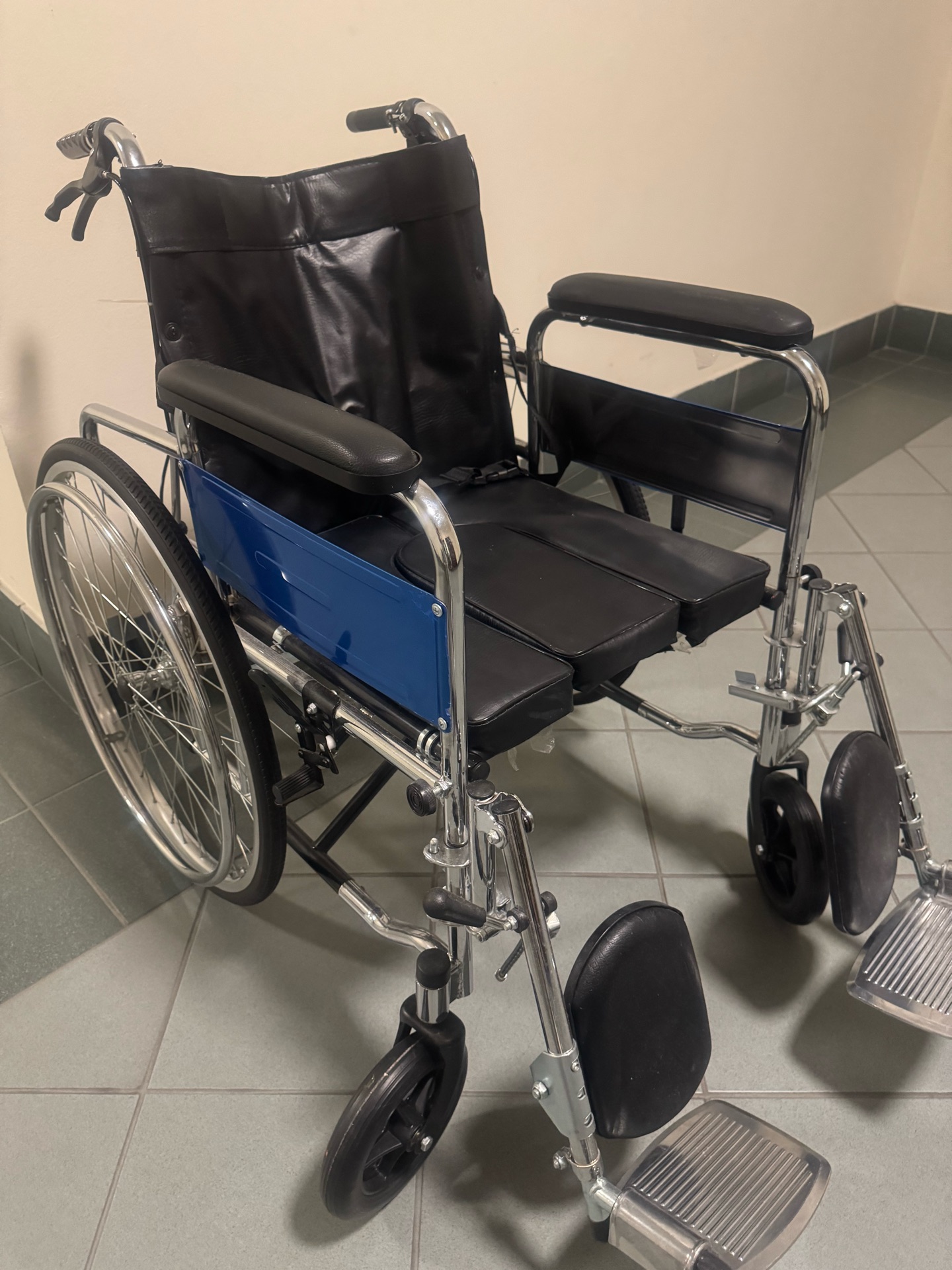 Medical wheelchair  - Image 6