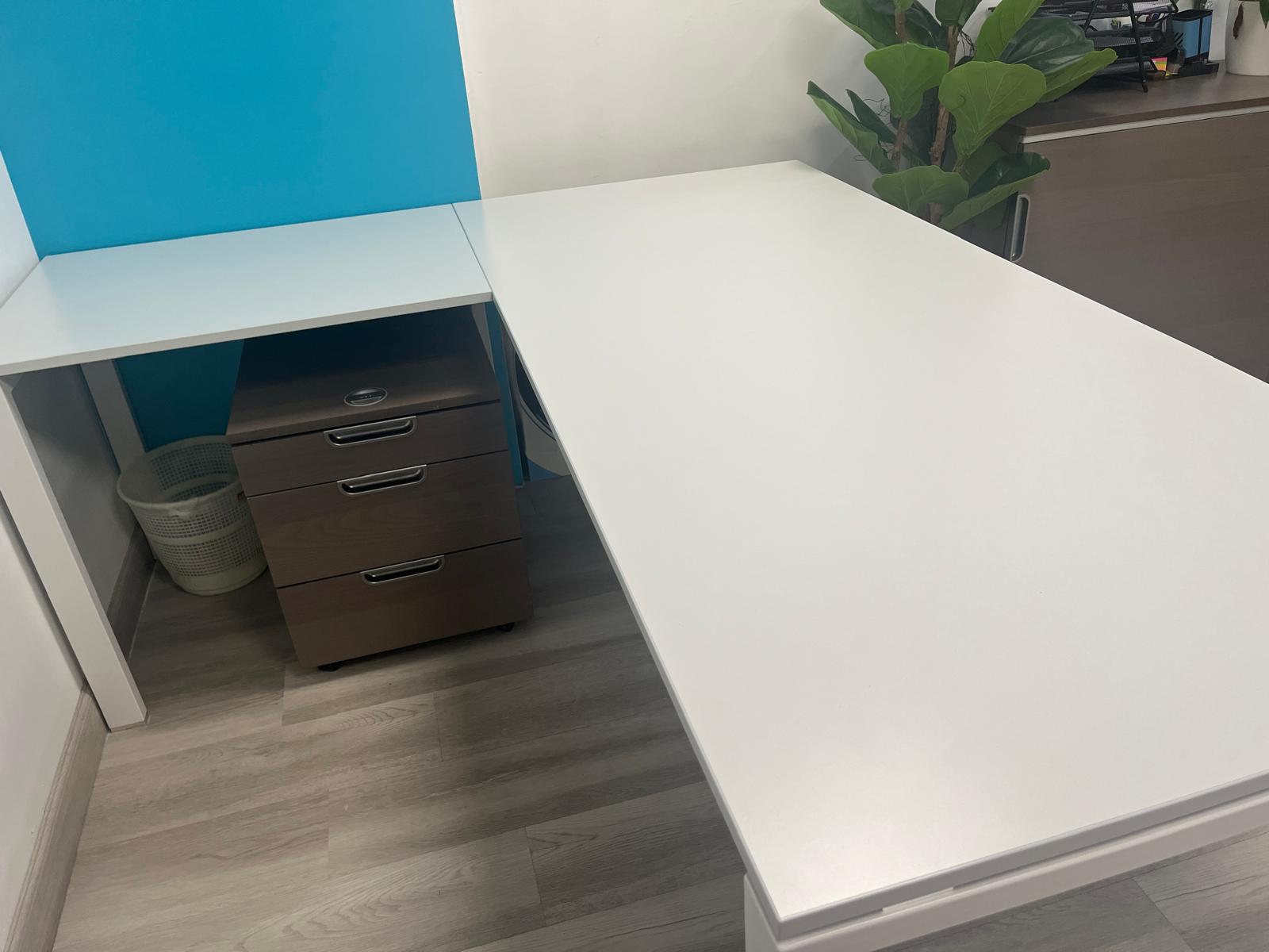 White Corner Desk - very good condition - Image 2