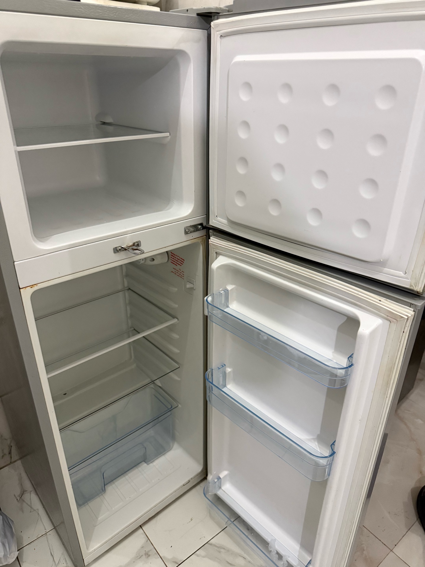 Fridge working in perfect condition - Image 1