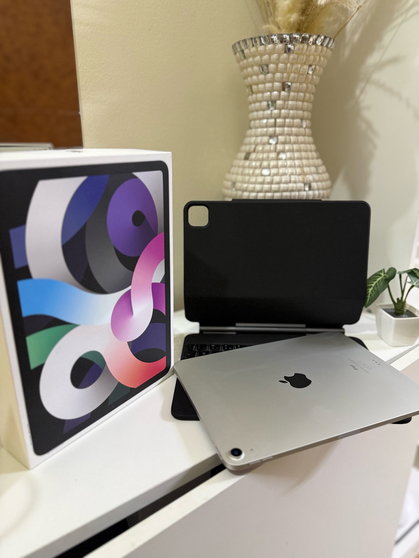 Apple Ipad Air 4th Gen 64 GB And ASR Magic Keyboard  - Image 4