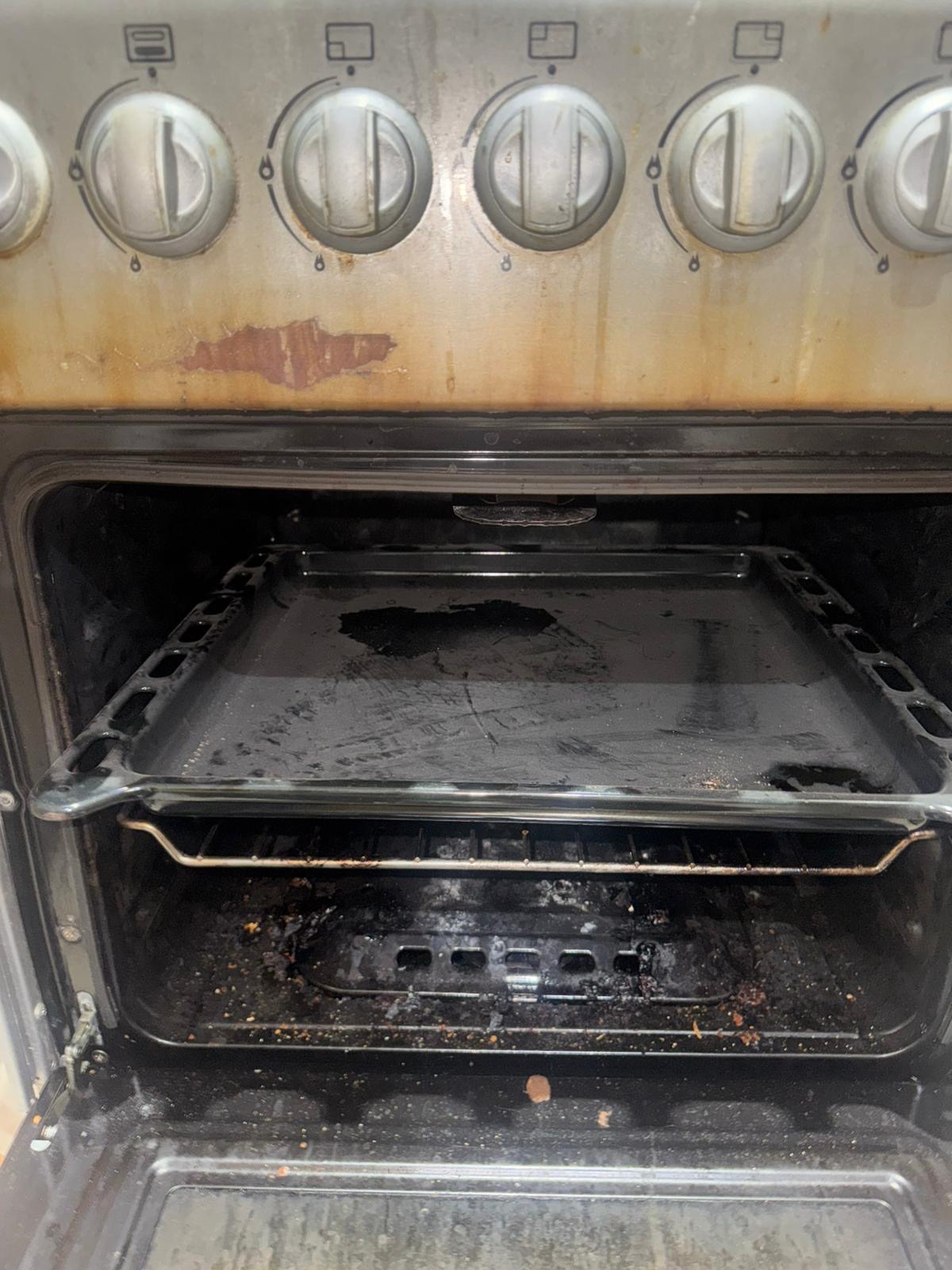 4 burners Cooking range + small gaz cylinder + regulator - Image 1