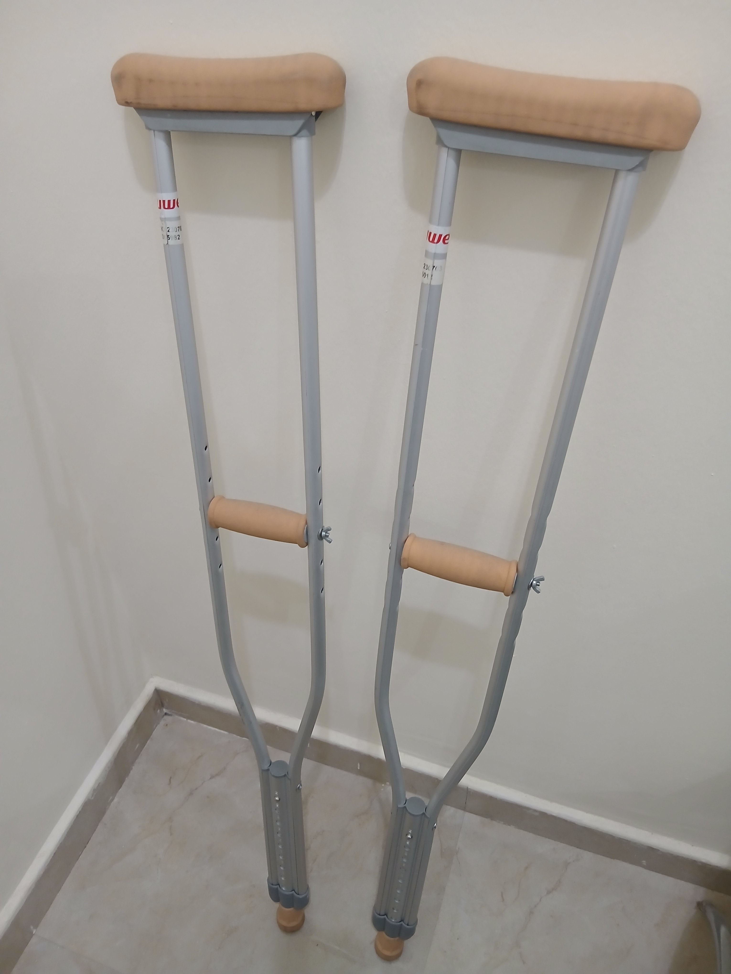 Crutches in good condition - Image 4