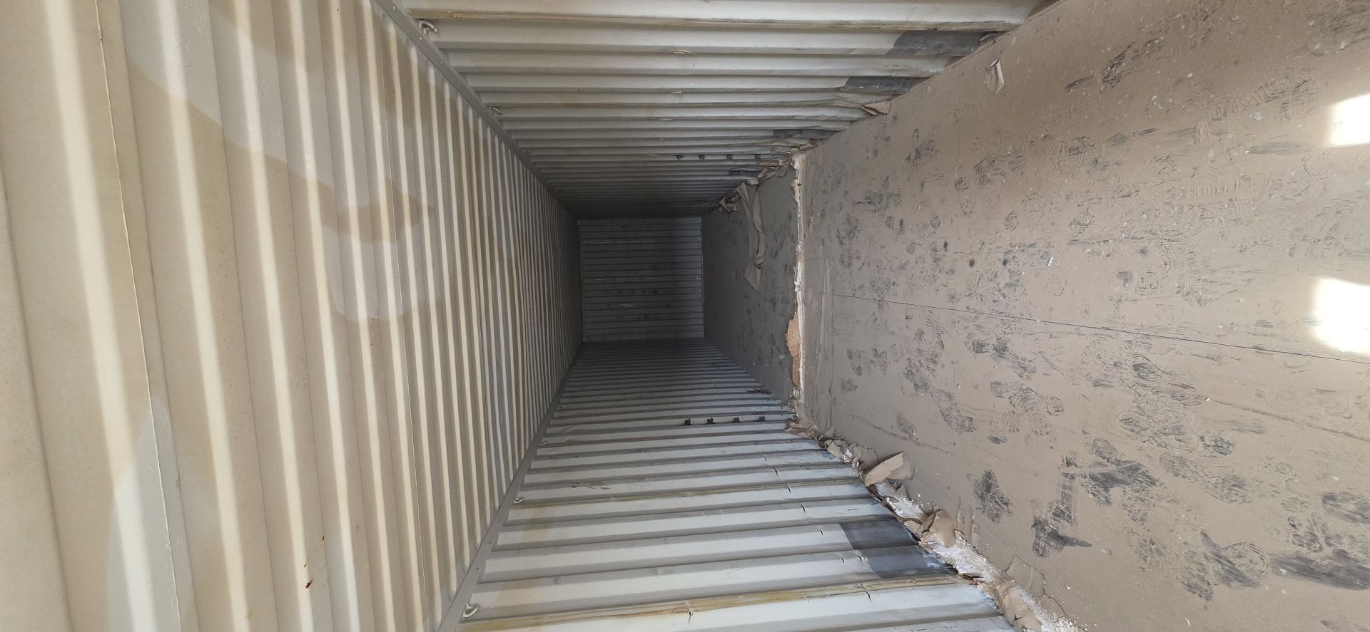 20 Feet  and  40feet containers  available  good condition - Image 10