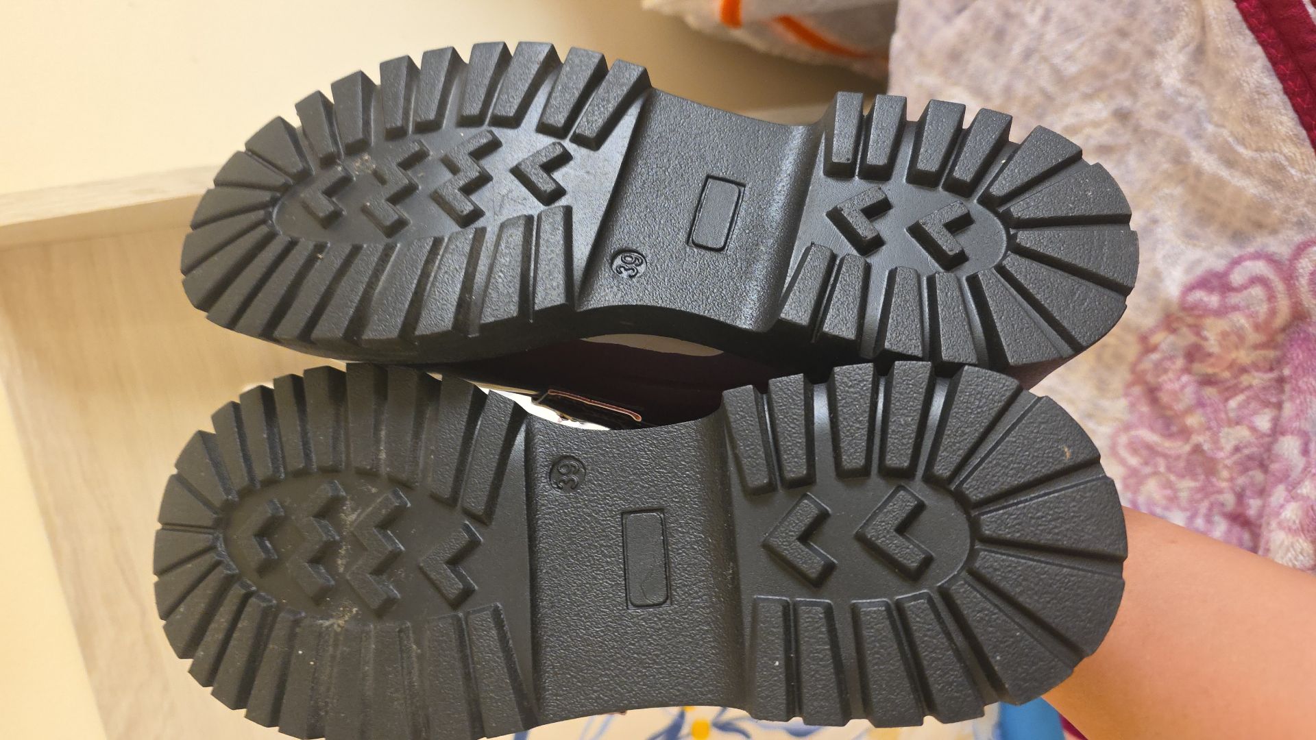 Used clean shoes for sale - Image 8