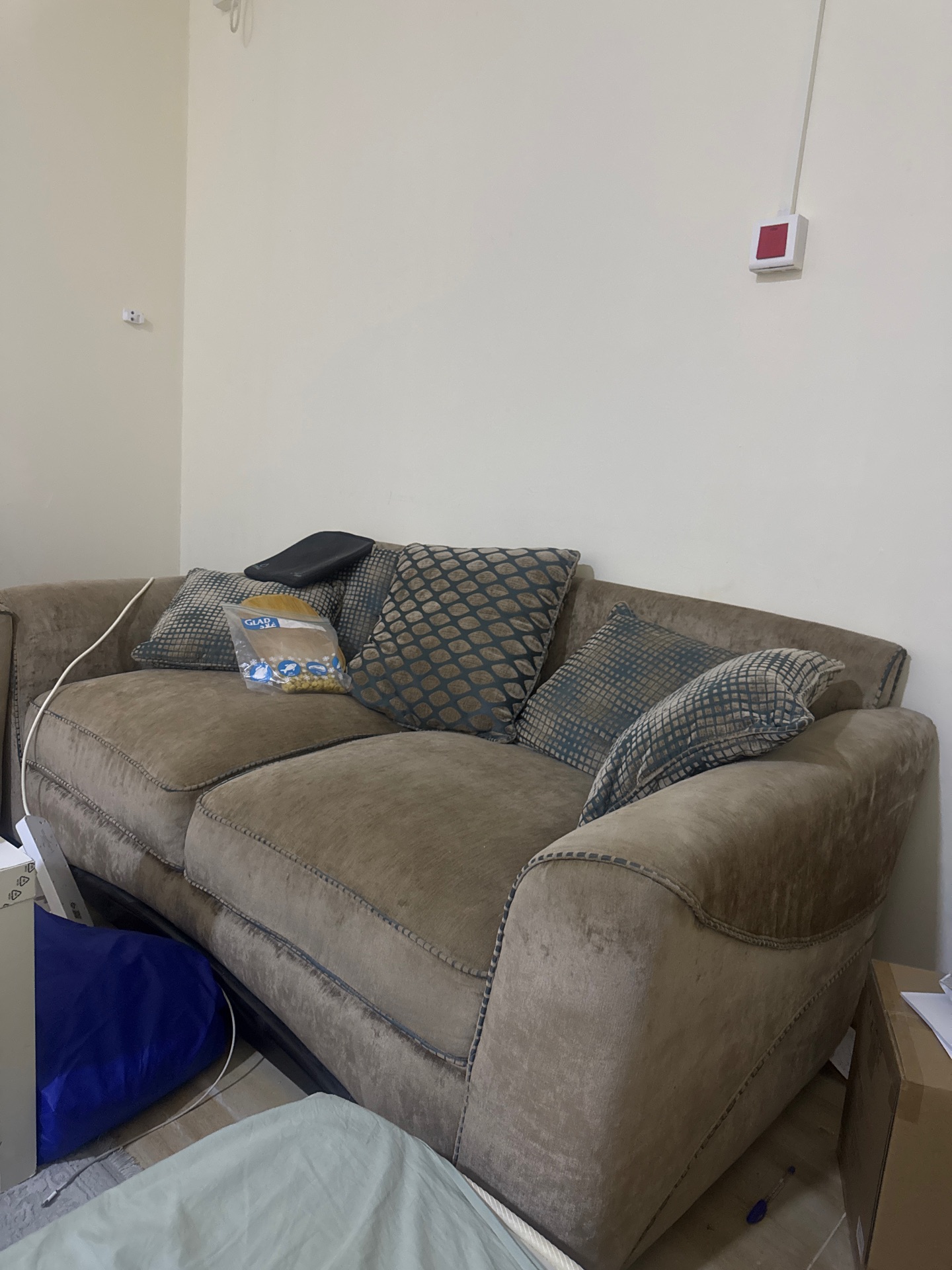 Sofa set 3+2 seater in wooden frame  with excellent condition for urgent sale  - Image 4