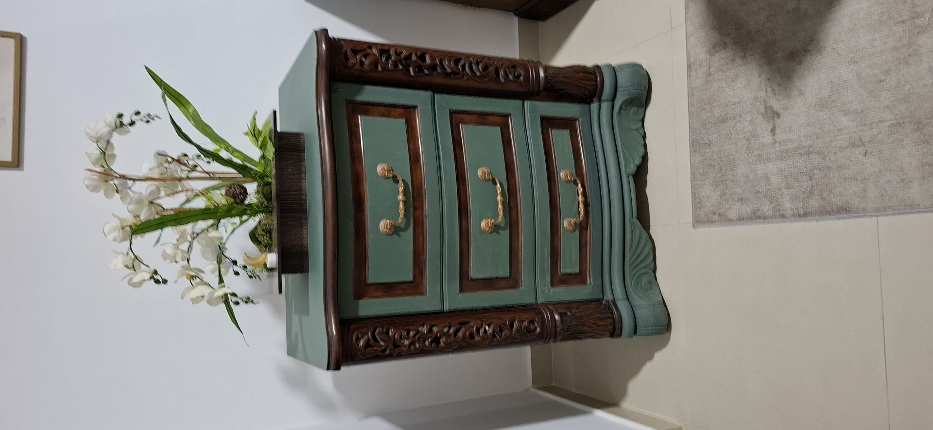 Amazing cabinet with drawars - Image 1