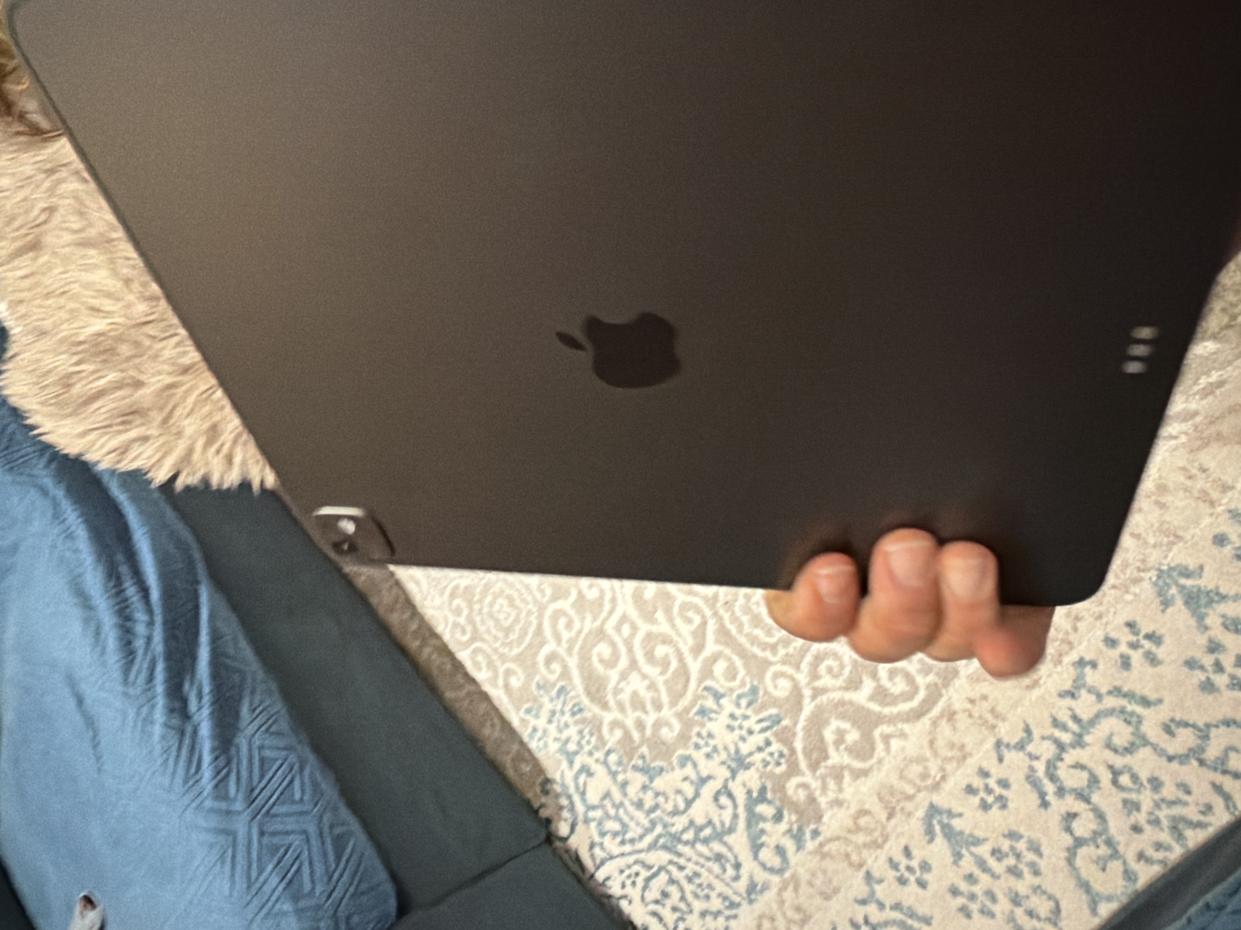 Used 2 or 3 times only still new 13inch pro m5 - Image 3