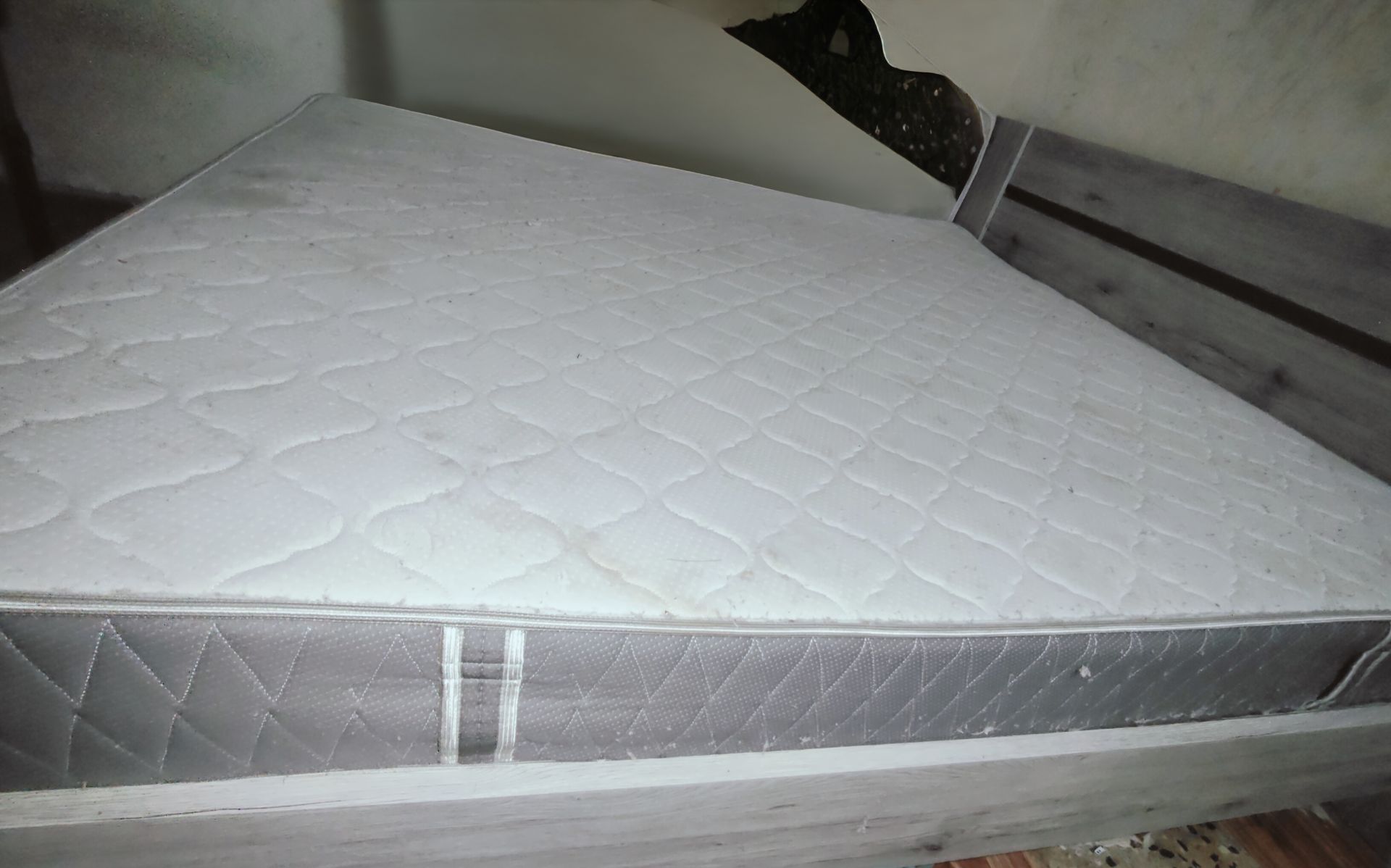 Bed and mattress  - Image 3