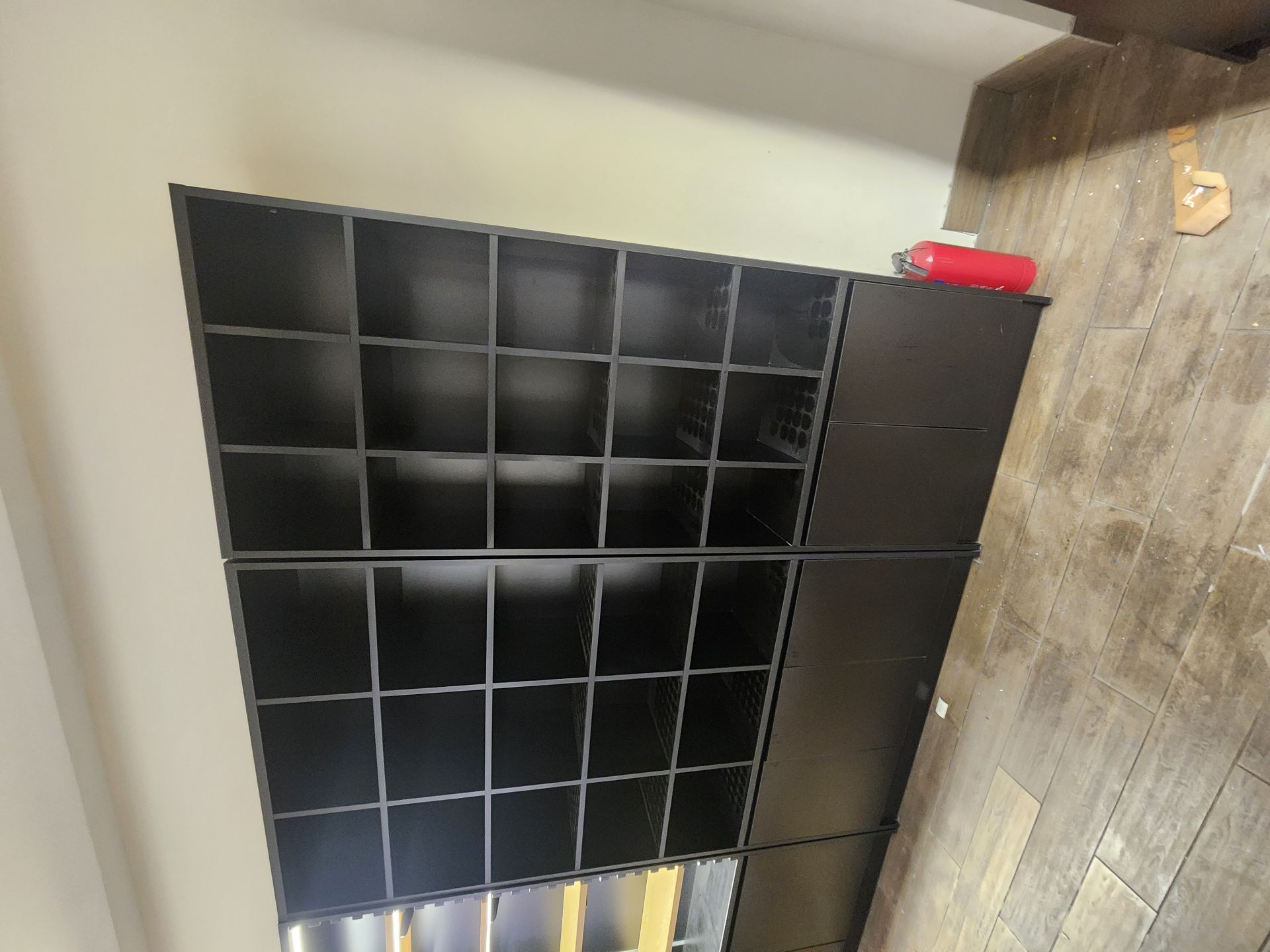 Premium Commercial Shop Furniture for Sale (Modern Design with LED Lighting) - Image 7