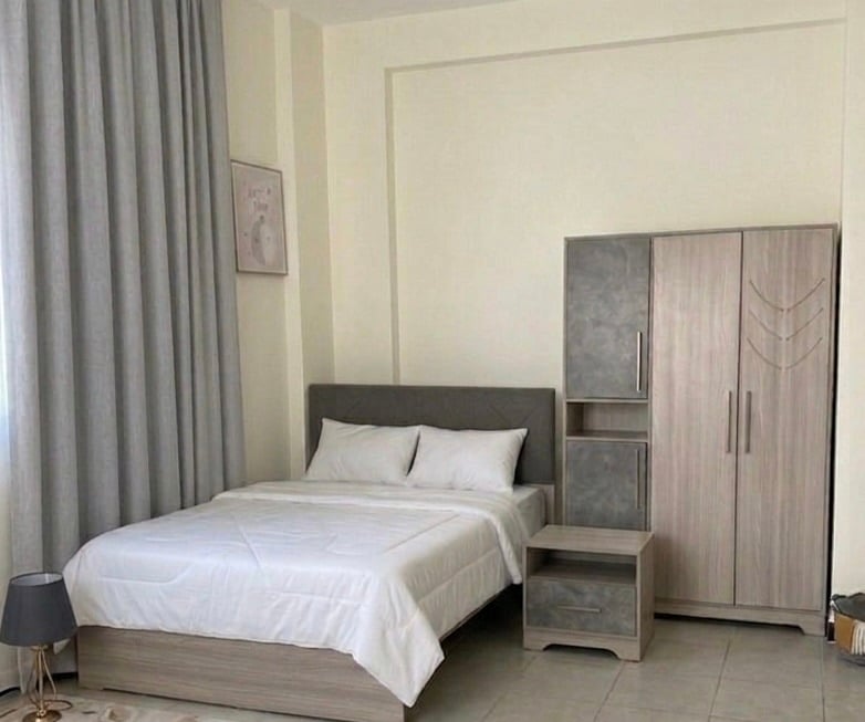 For Sale Stylish Modern Bedroom Set (Home Centre) - Image 3
