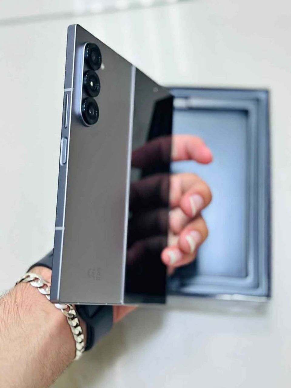 Samsung fold 6 gray excellent  - Image 2