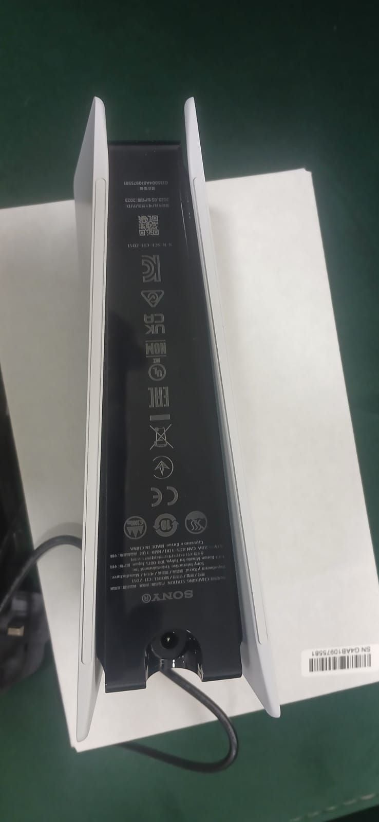For sale PS5 controller and charging station like new - Image 1