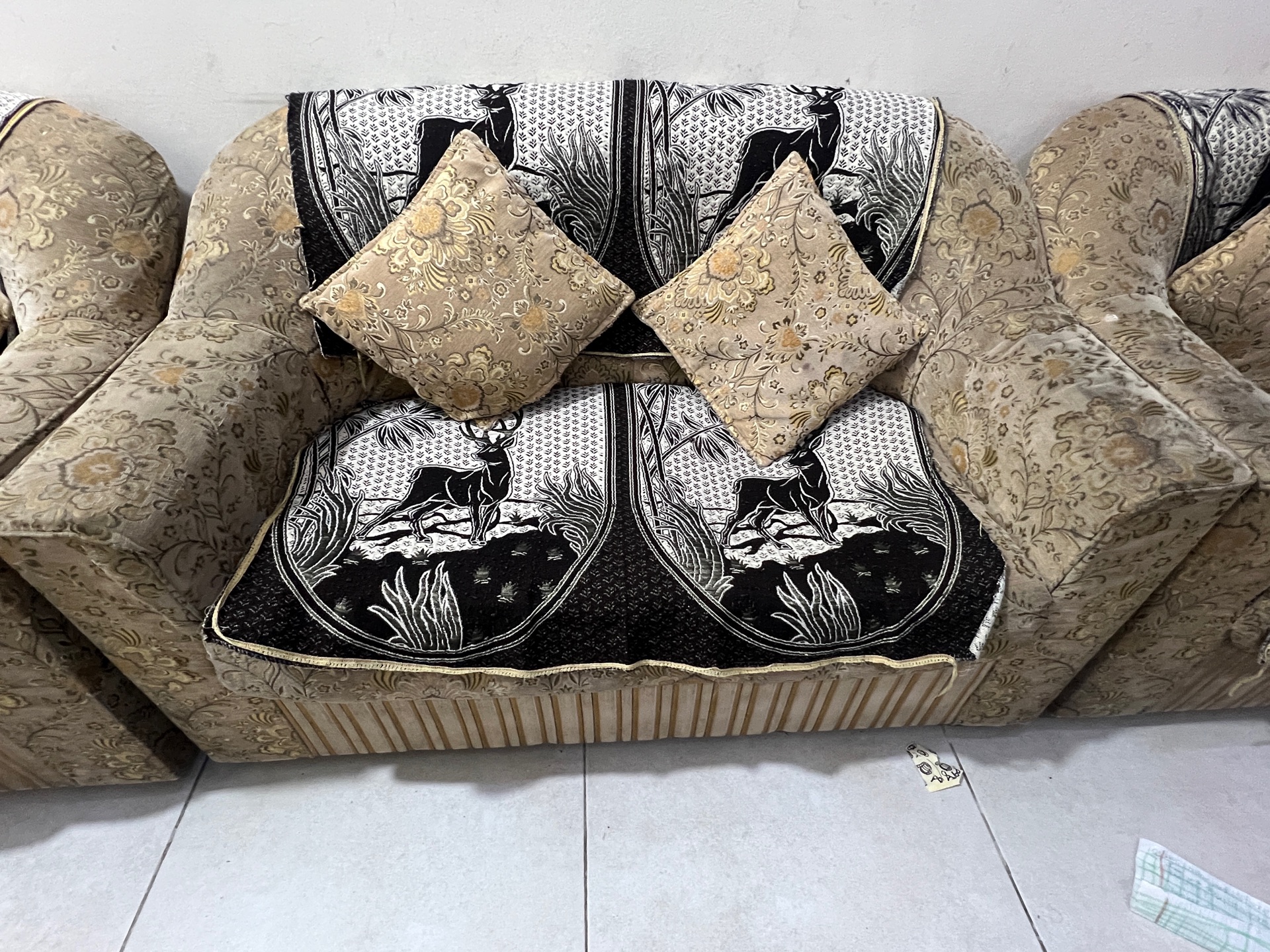 7 seater sofa with covers and pillows .. - Image 1