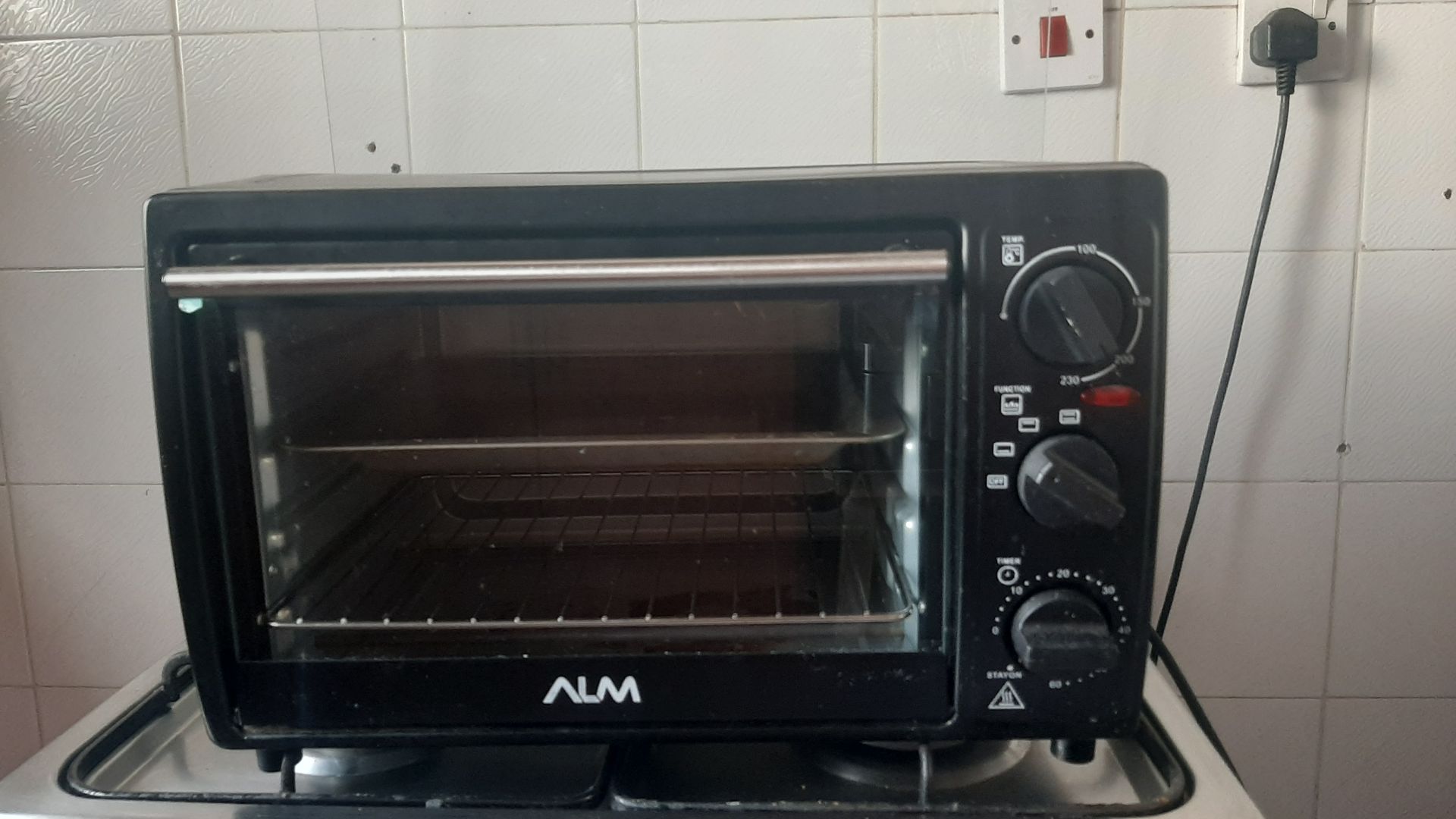 Electronic Oven  used 6 months only - Image 3