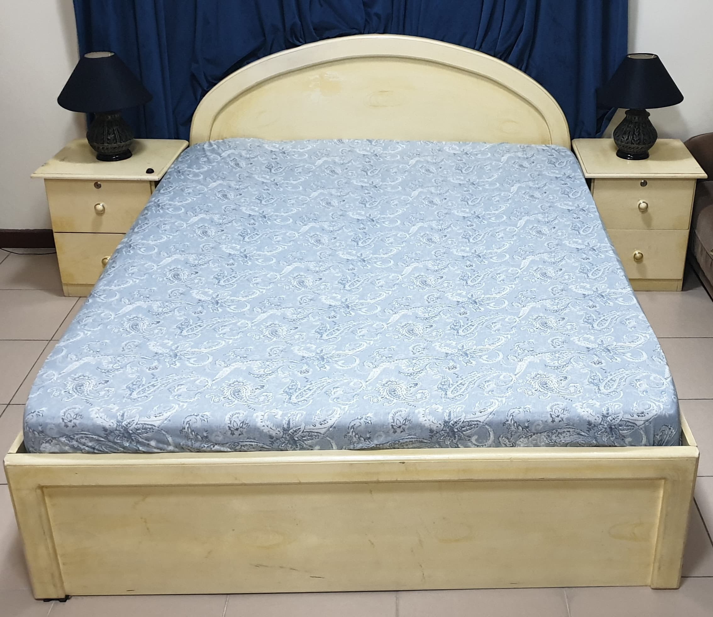 Bed with side tables - Image 2