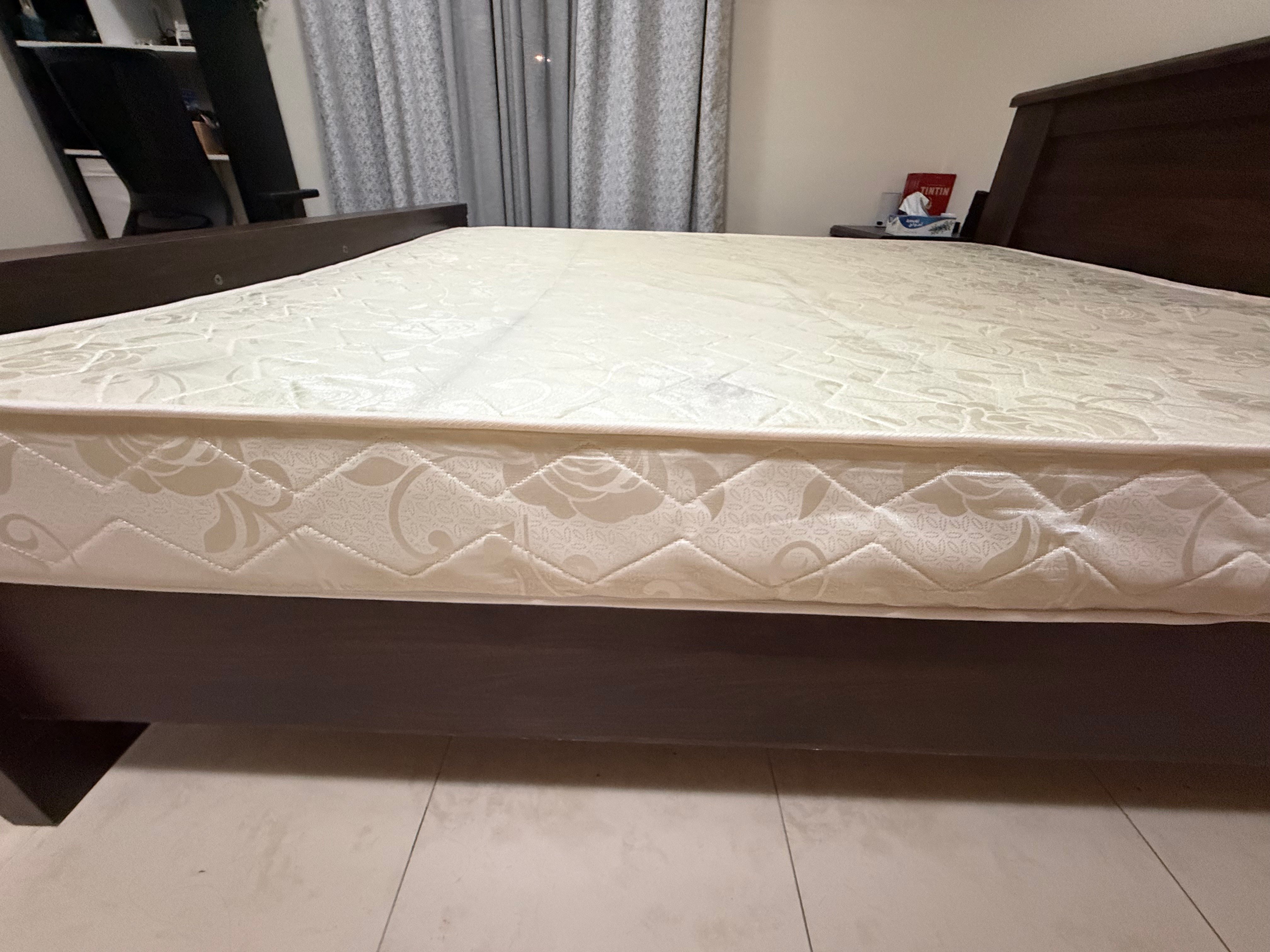 سرير بحجم كينج، مرتبة، طاولة جانب، وسائد - Image 4