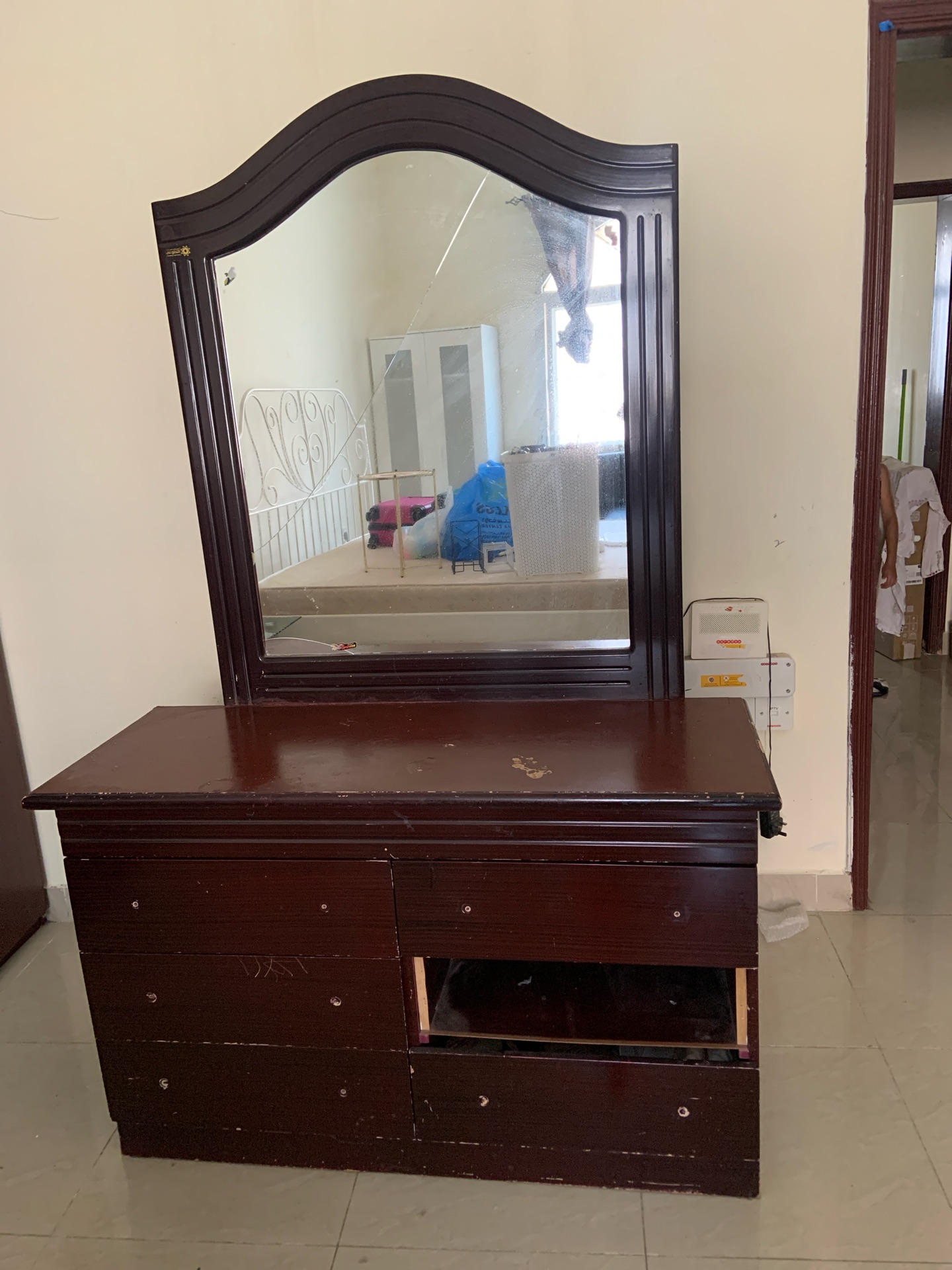 Sofa set of 4 and free dressing table - Image 3