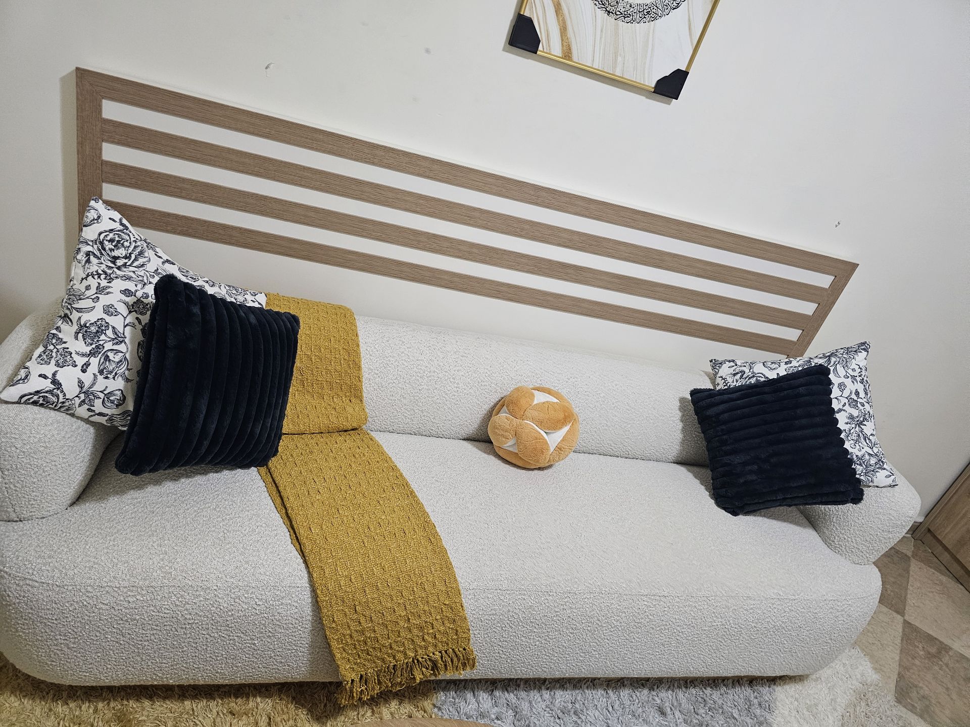 Sofa set with table - Image 5