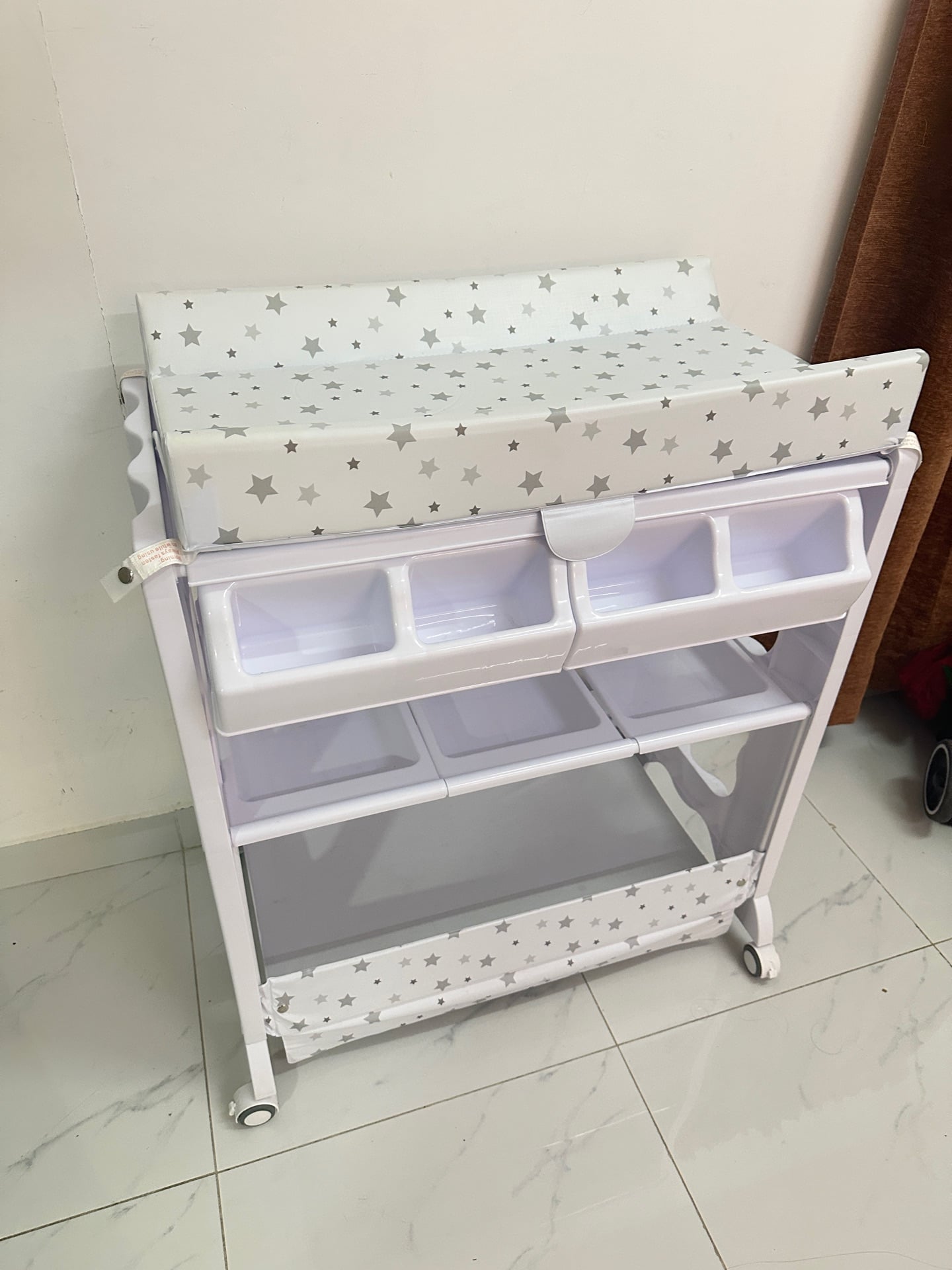Diaper changing table - Image 1