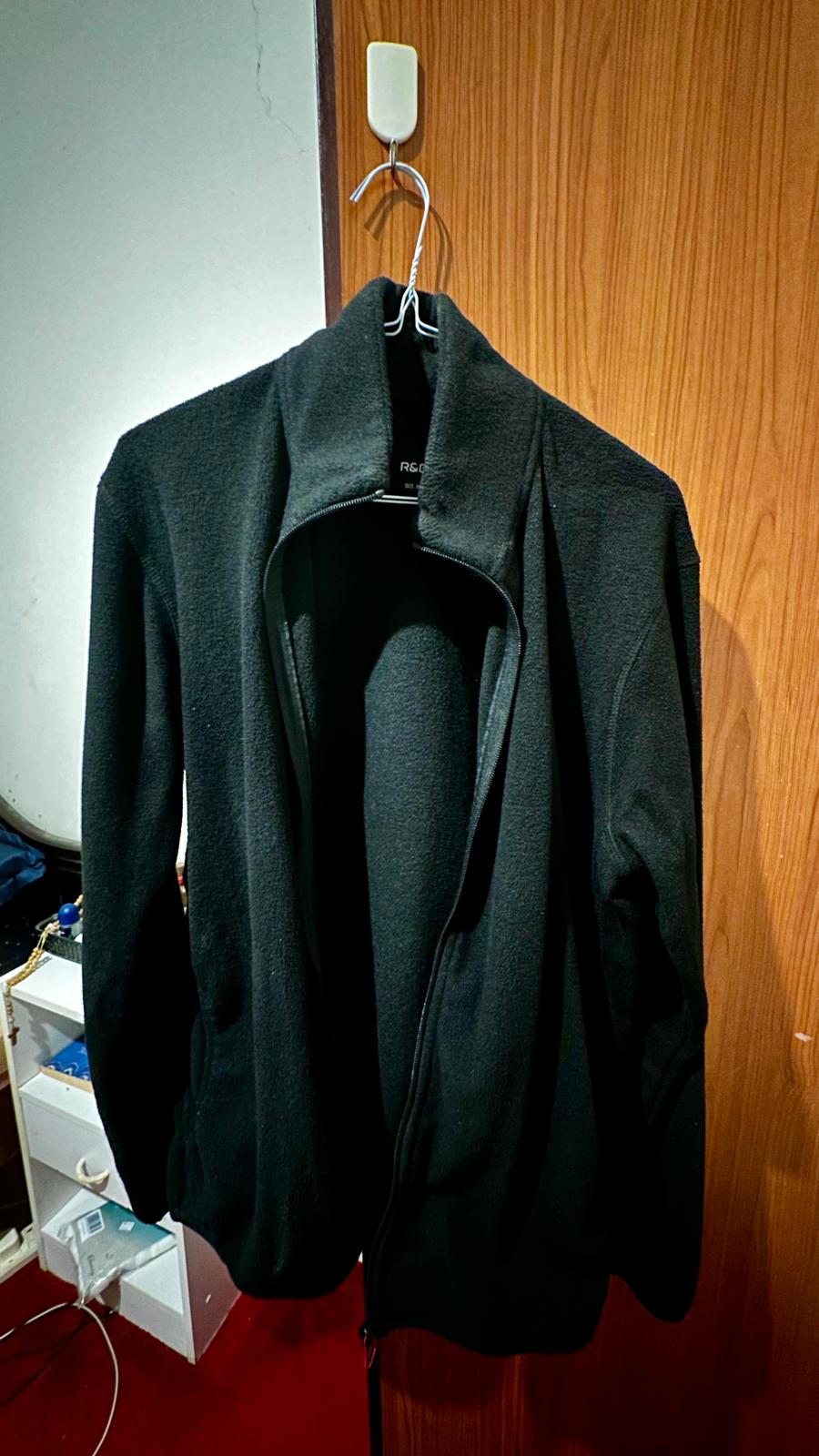 Used R&B Black Jacket in good condition - Image 4