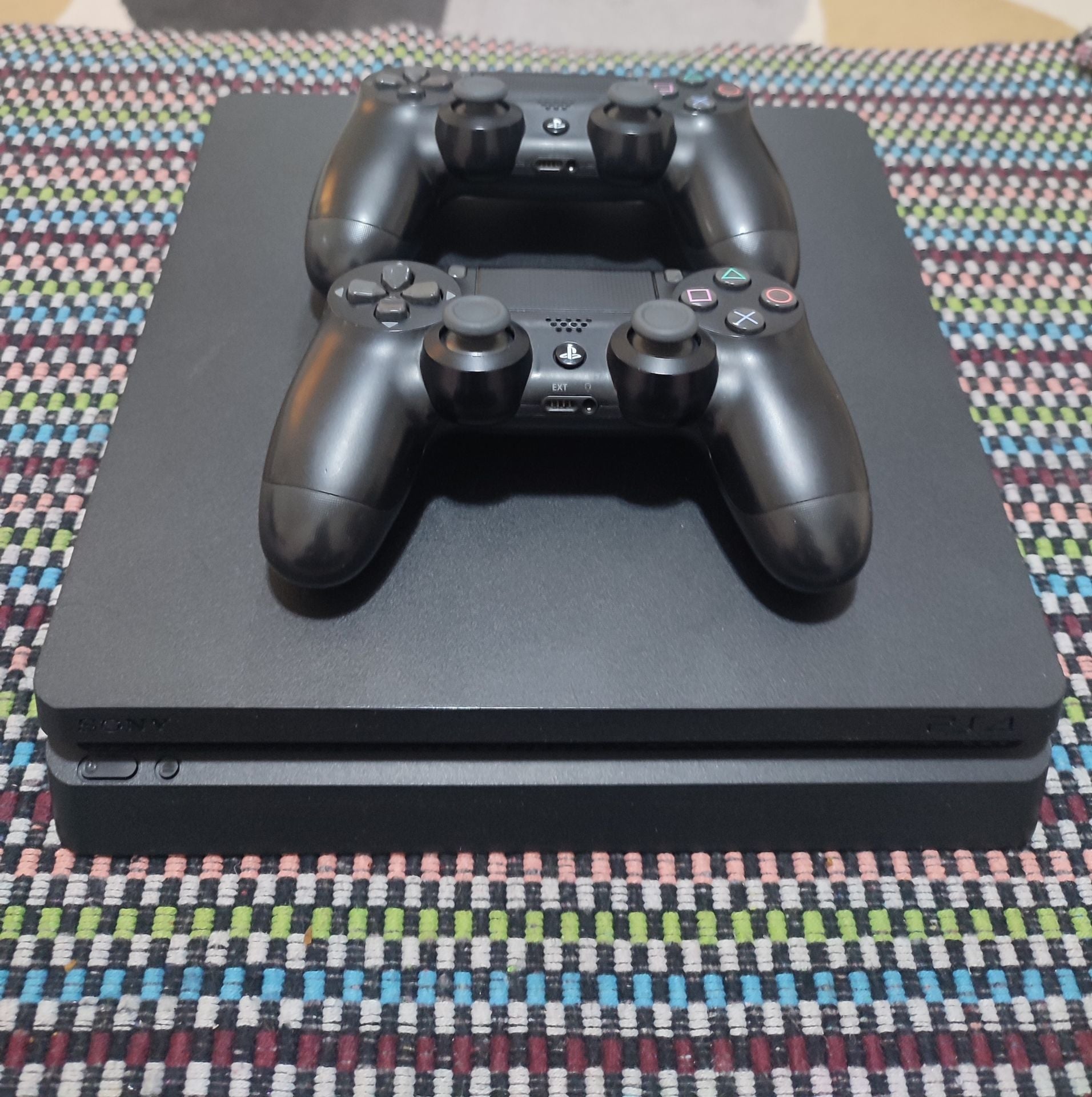 Playstation Slim - 1 TB and 2 controllers (Internally cleaned) no dust - Image 4