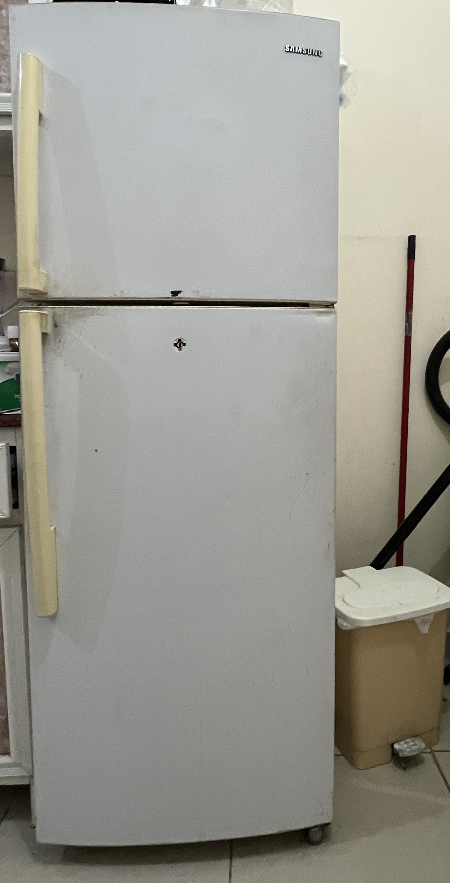 Double door Samsung refrigerator (400L) good working condition  - Image 3