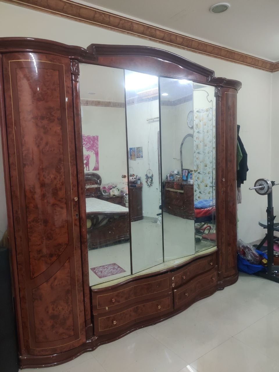 سرير كينج سايز ومراتب، طاولة تزيين وخزانة - Image 3