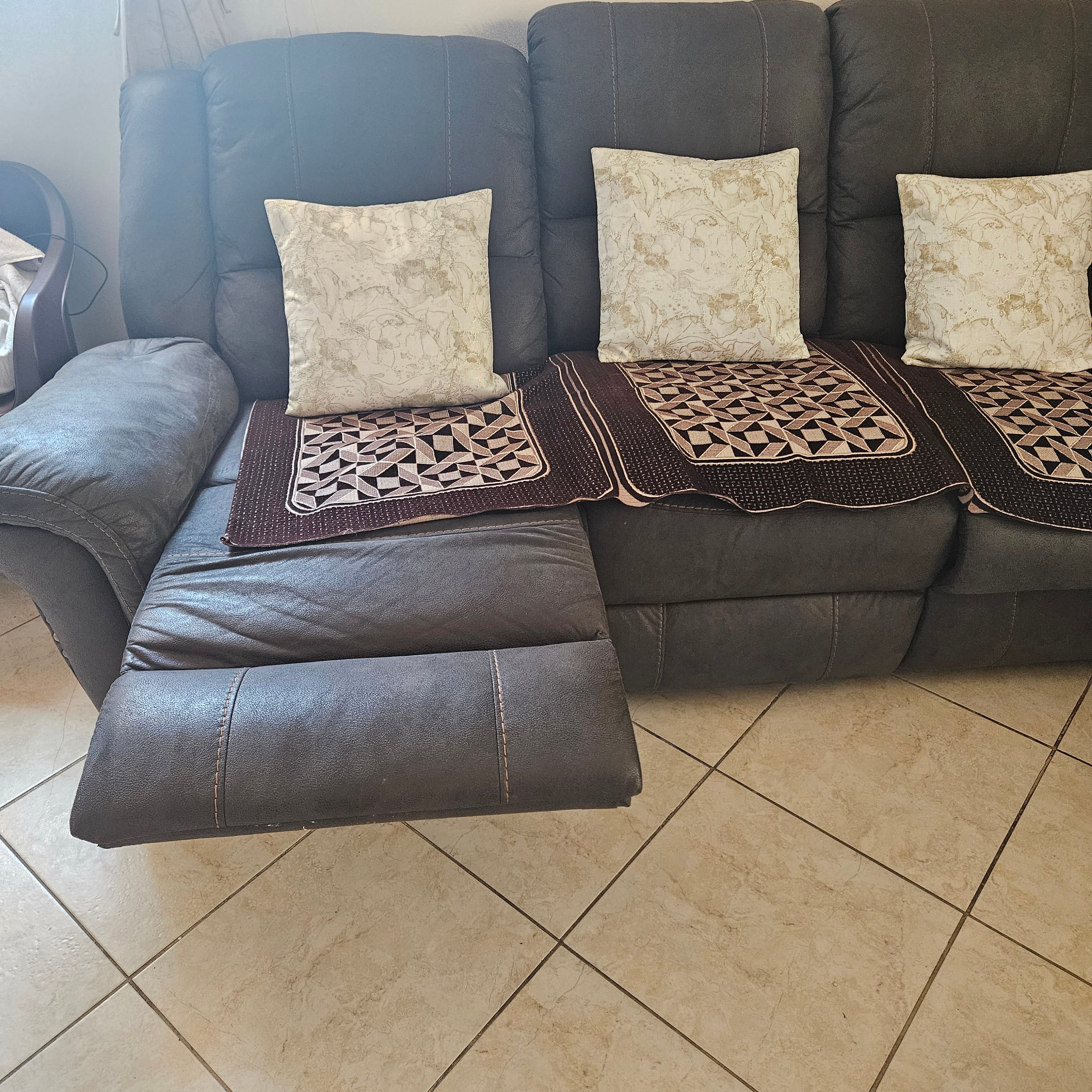 Recliner 05 seater sofa set for sell - Image 3