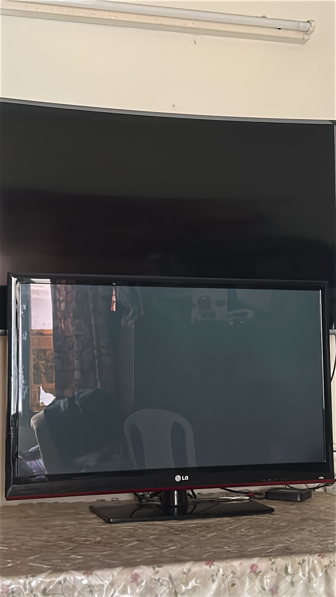 LG 45-Inch LED TV (NOT SMART TV) for SALE - Image 2