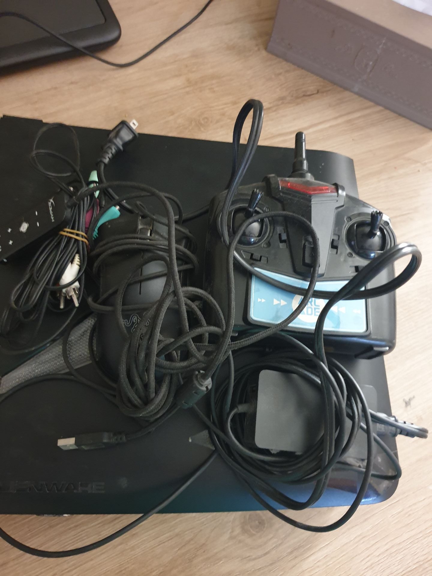 Gaming PC, complete set, with a monitor that functions as a TV - Image 8
