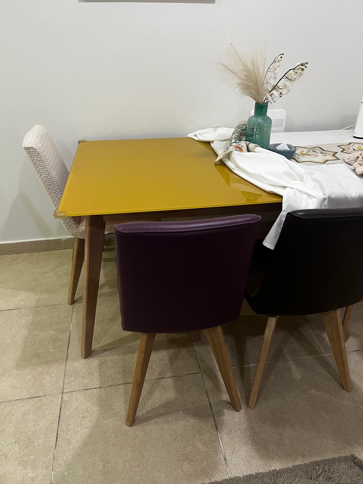 Dining table with 4 chairs , 700-800 QR - Image 3