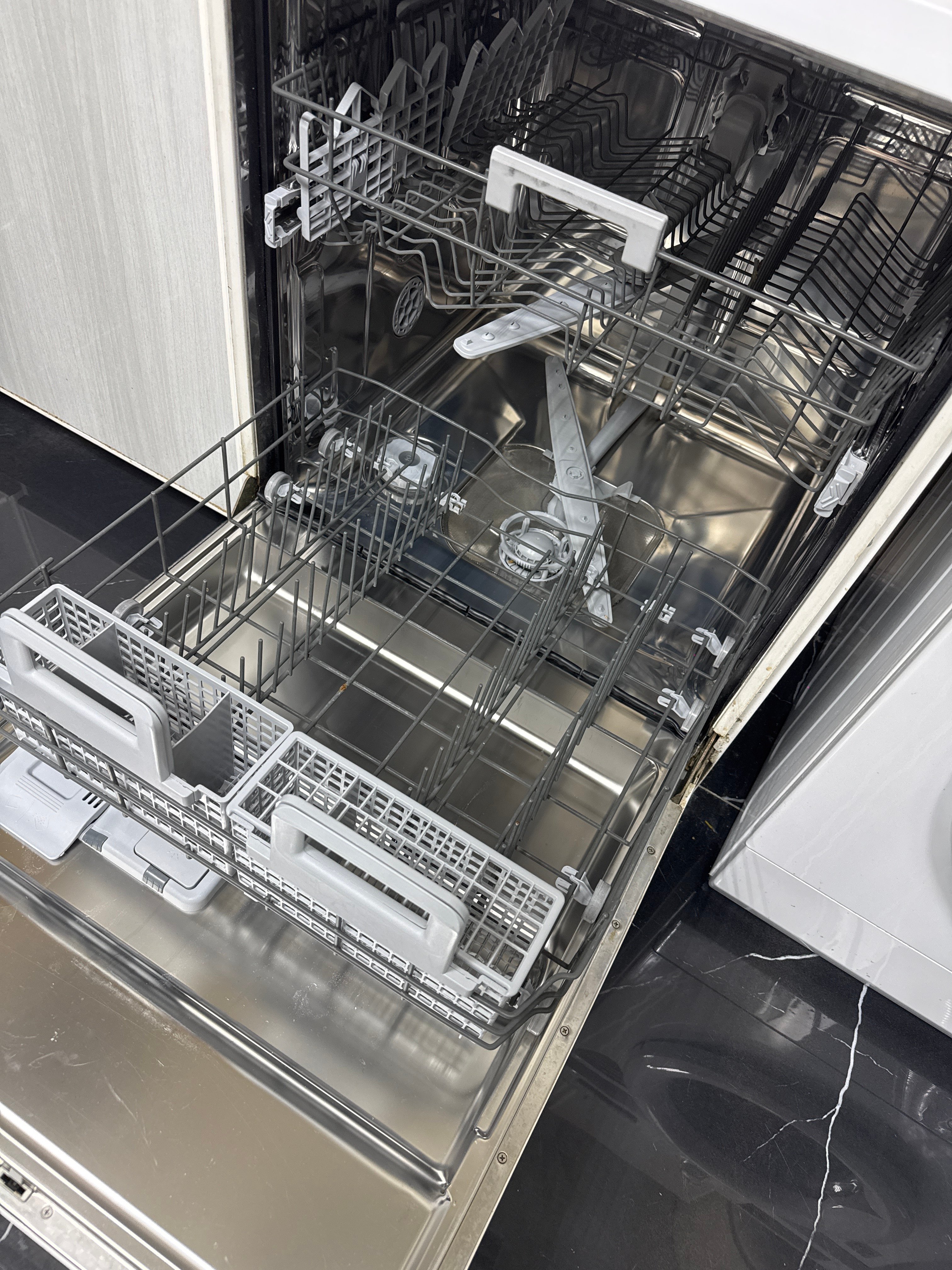 Dishwasher - Image 3