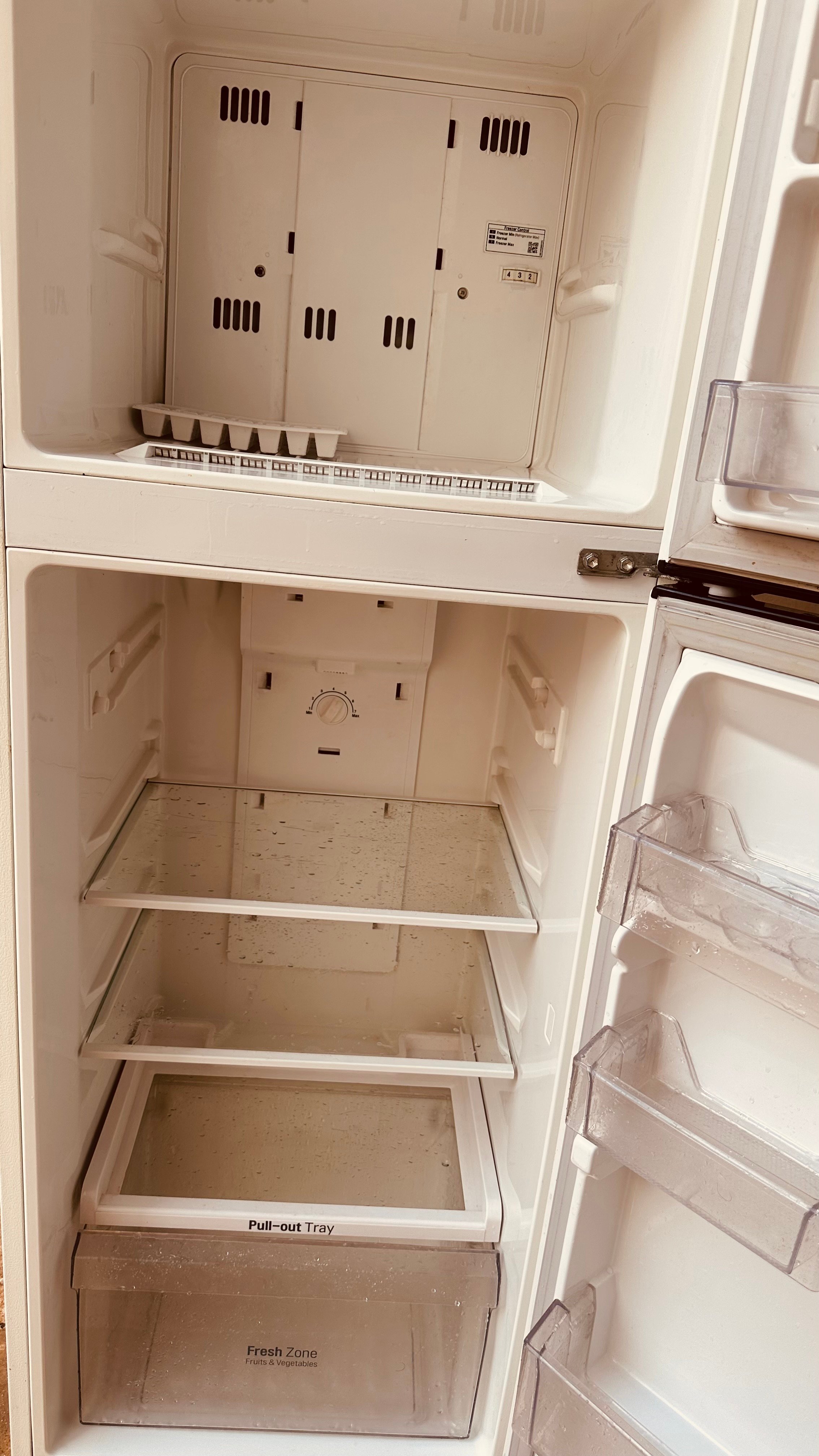 LG Refrigerator 300 Liter for sale - Image 2